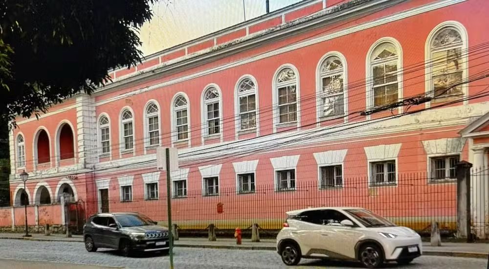Fechaduras trocadas e liminar: briga familiar envolve palácio em Petrópolis