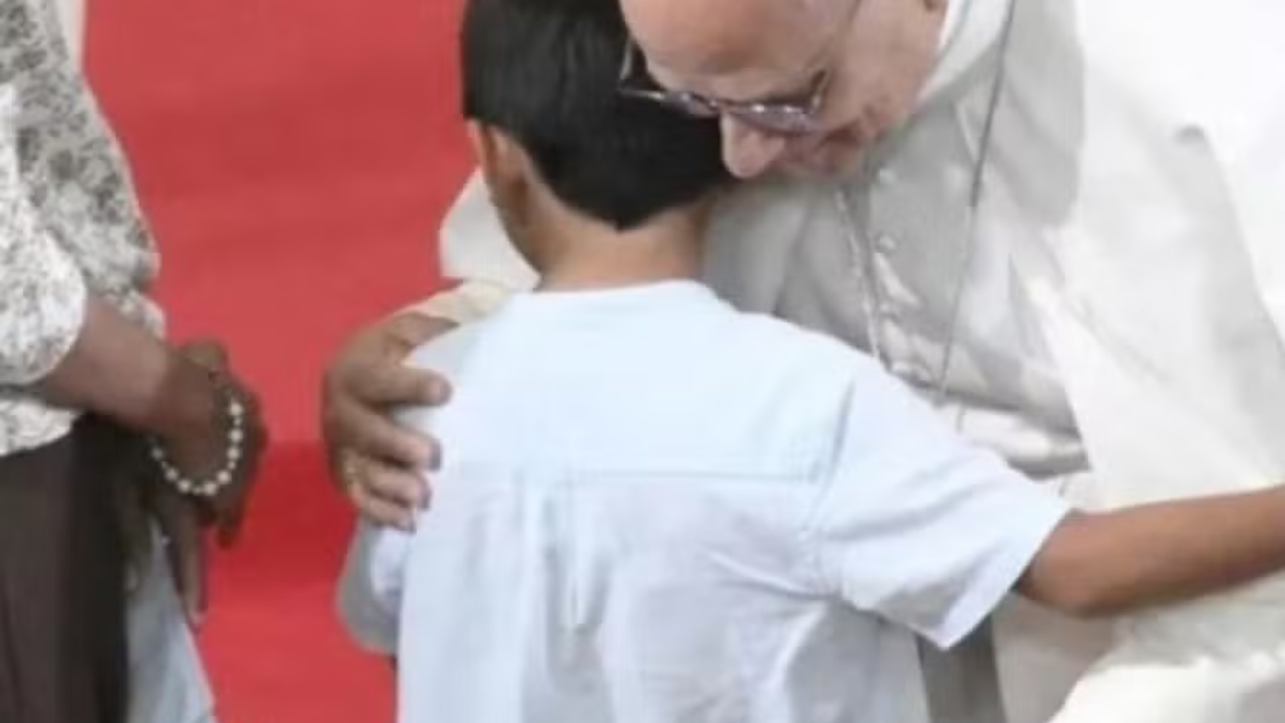 Papa Leão XIV emociona ao responder perguntas de menino de 6 anos em Barcelona sobre pobreza, fé e solidão