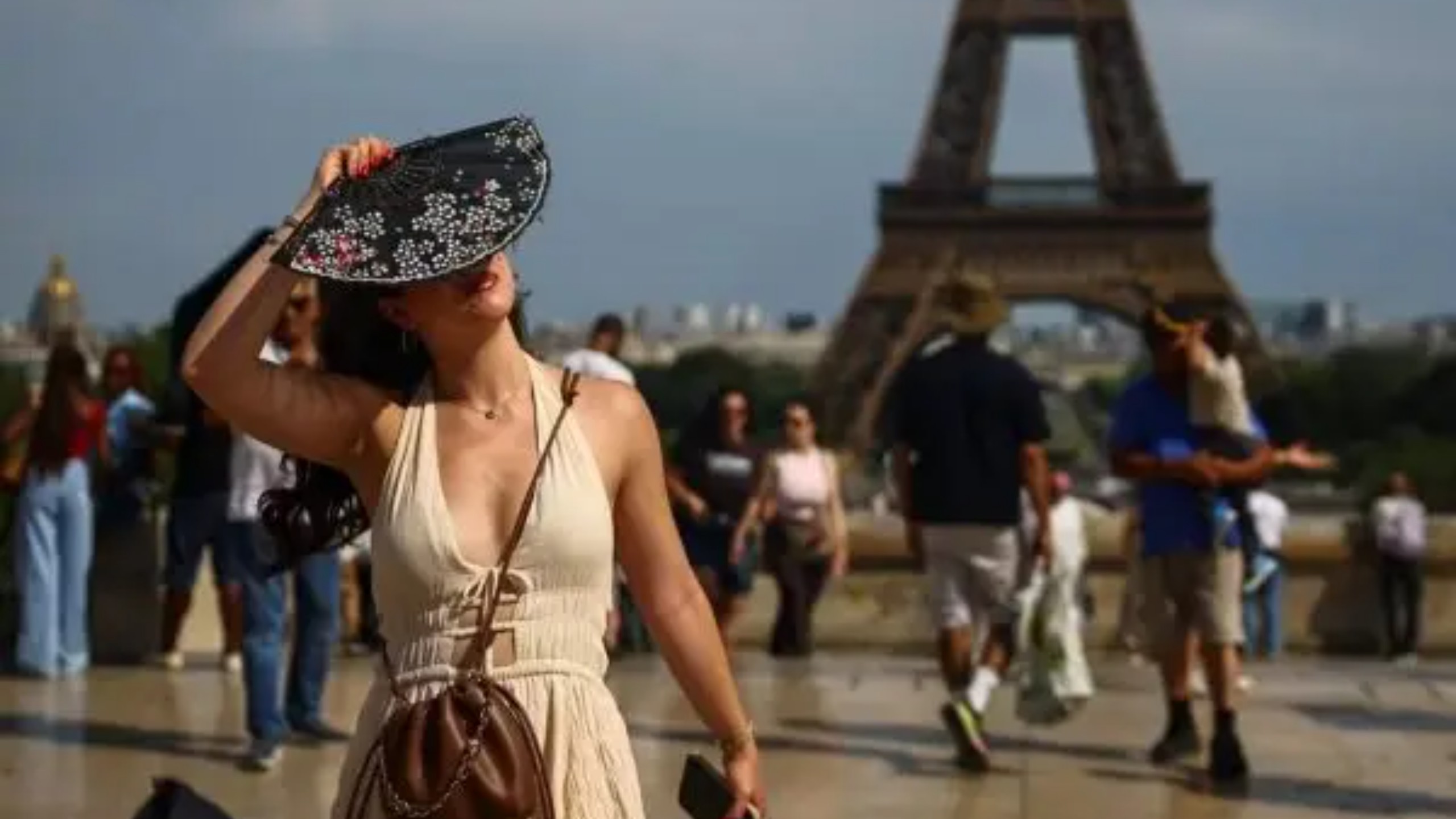 Paris proíbe consumo de álcool nas ruas após calor extremo e aumento de emergências médicas