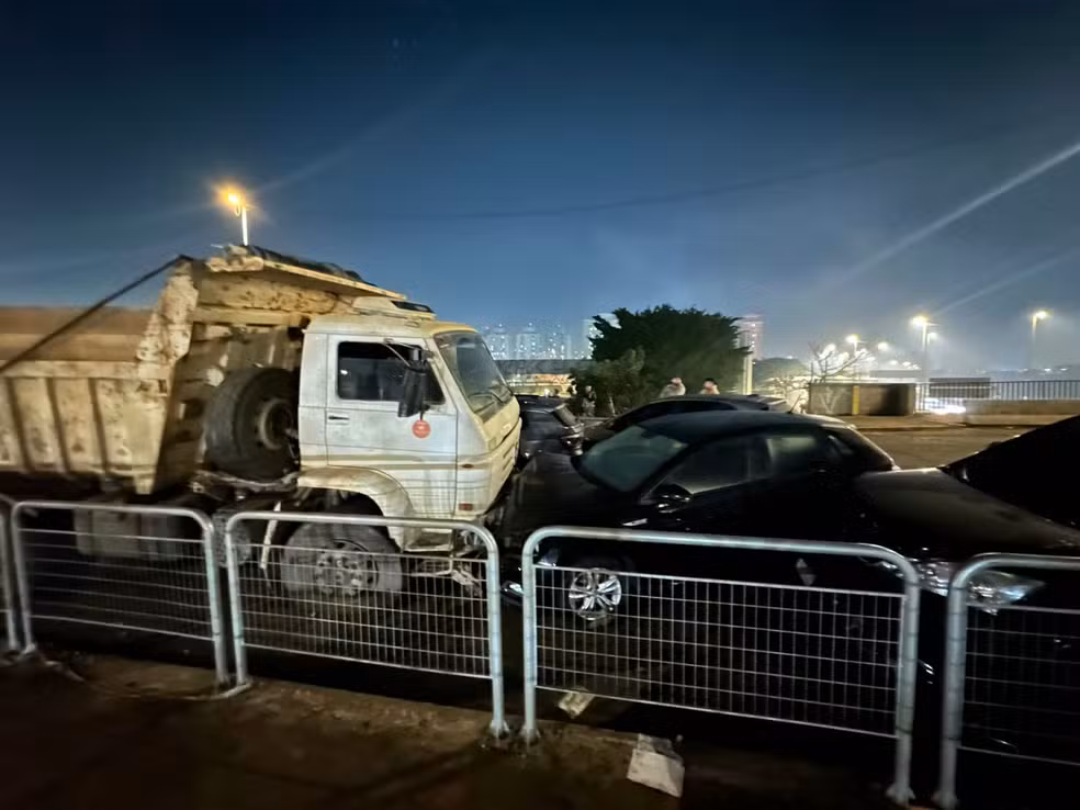 Pega entre caminhoneiros provoca engavetamento com oito veículos na Zona Leste de SP; vídeo