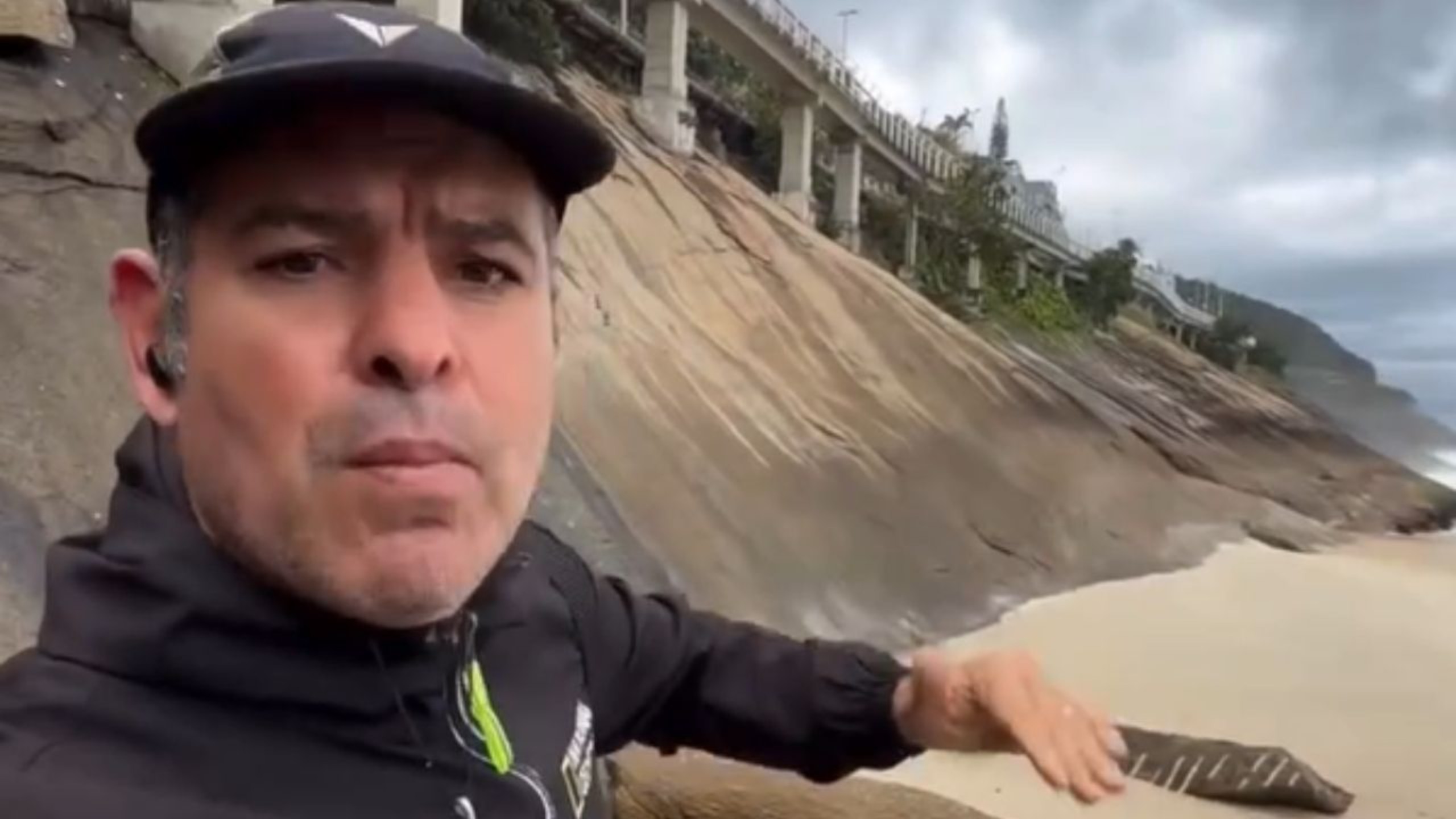 Professor de surfe desaparece no mar e bombeiros intensificam buscas em São Conrado
