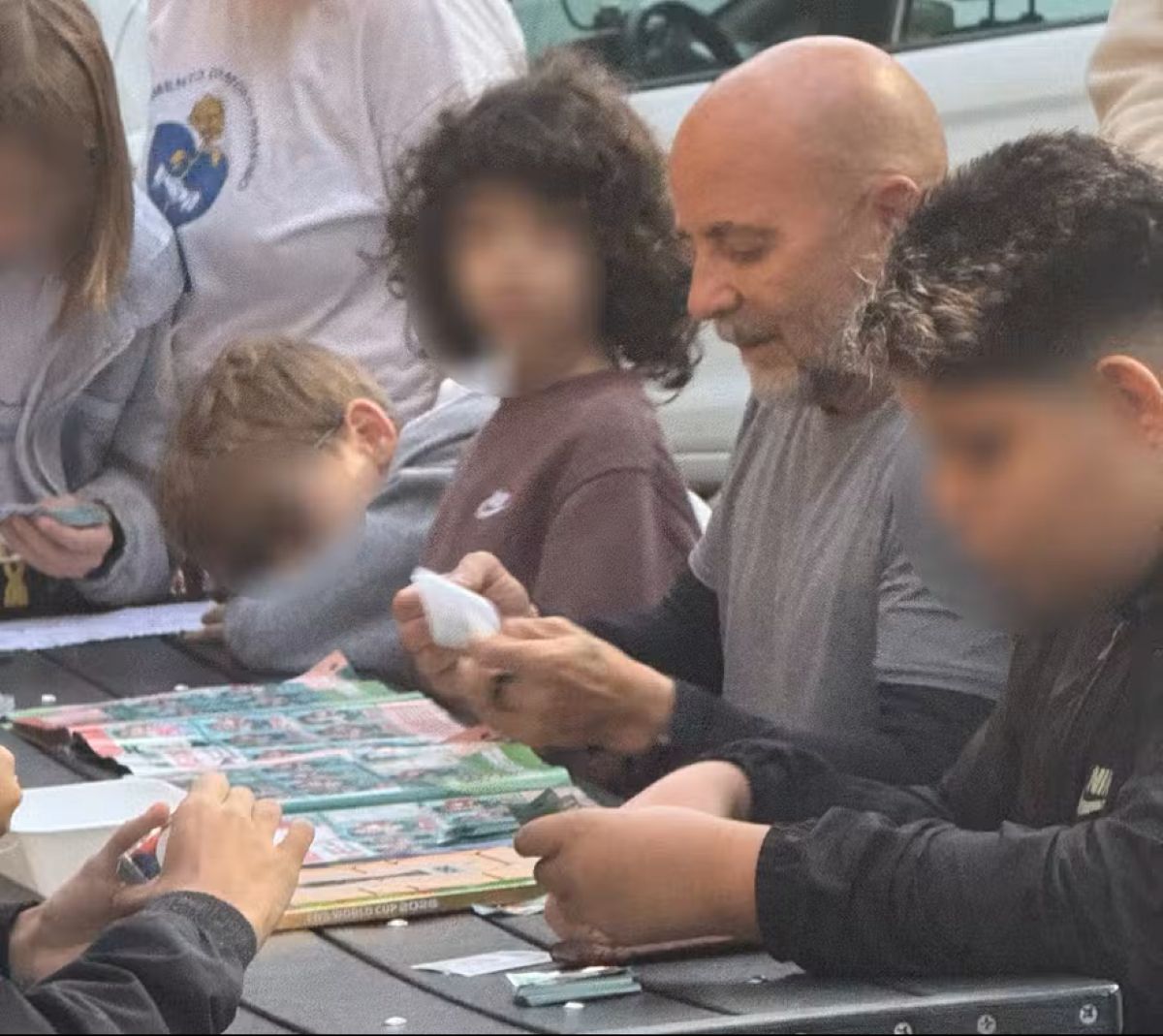 Jorge Sampaoli entra na febre do álbum da Copa e aparece em roda de troca no Rio