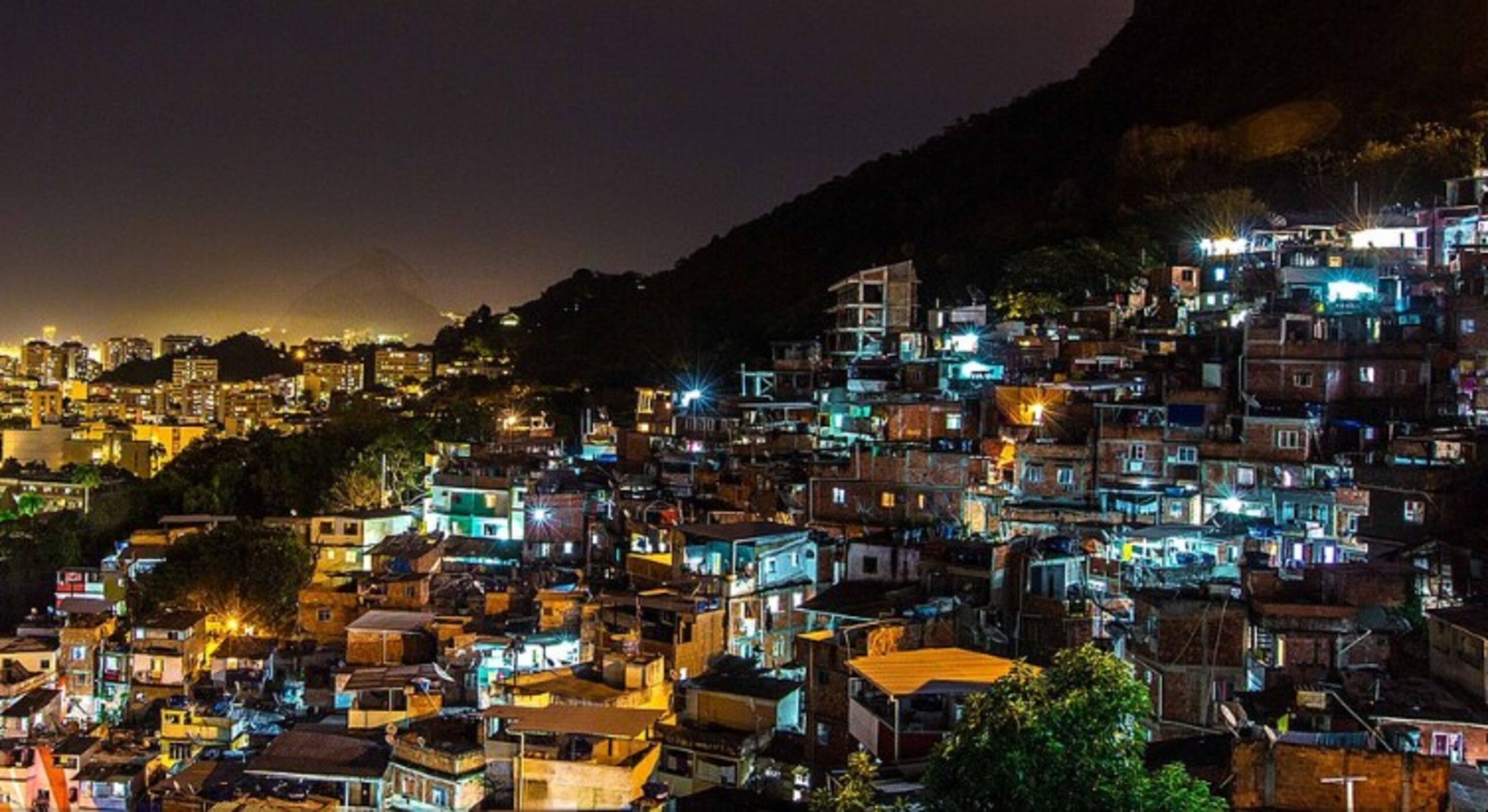 Moradores relatam casas reviradas e manhã de terror durante operação no Santa Marta