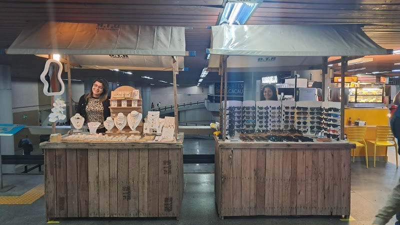 Estação Carioca do MetrôRio recebe feira de arte e cultura