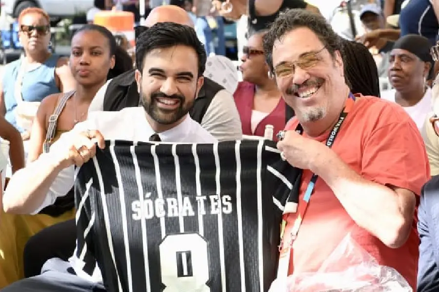 Casagrande presenteia prefeito de Nova York com camisa de Sócrates durante a Copa de 2026