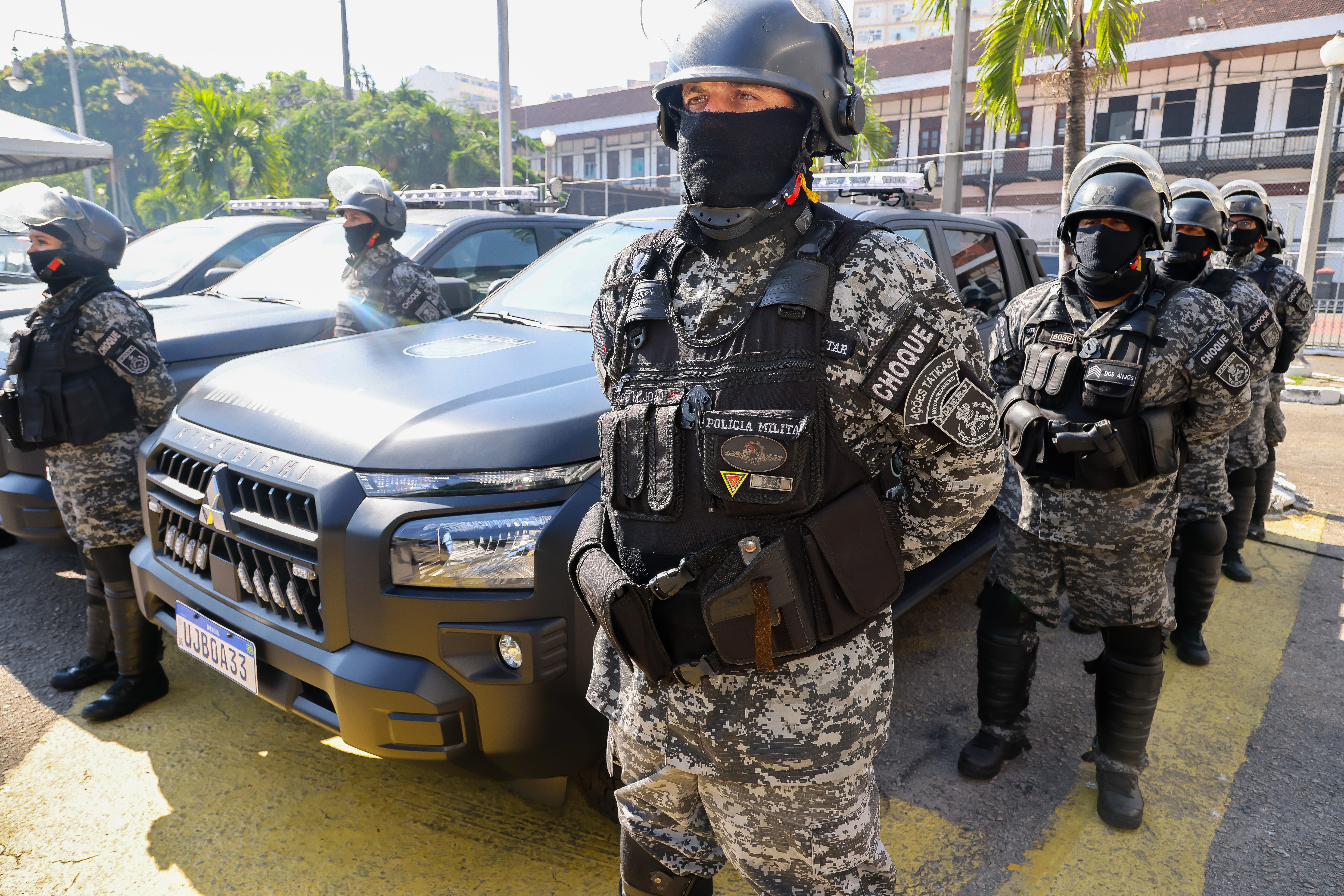 Governo do RJ entrega 75 viaturas, motos e 435 fuzis para reforçar a Polícia Militar