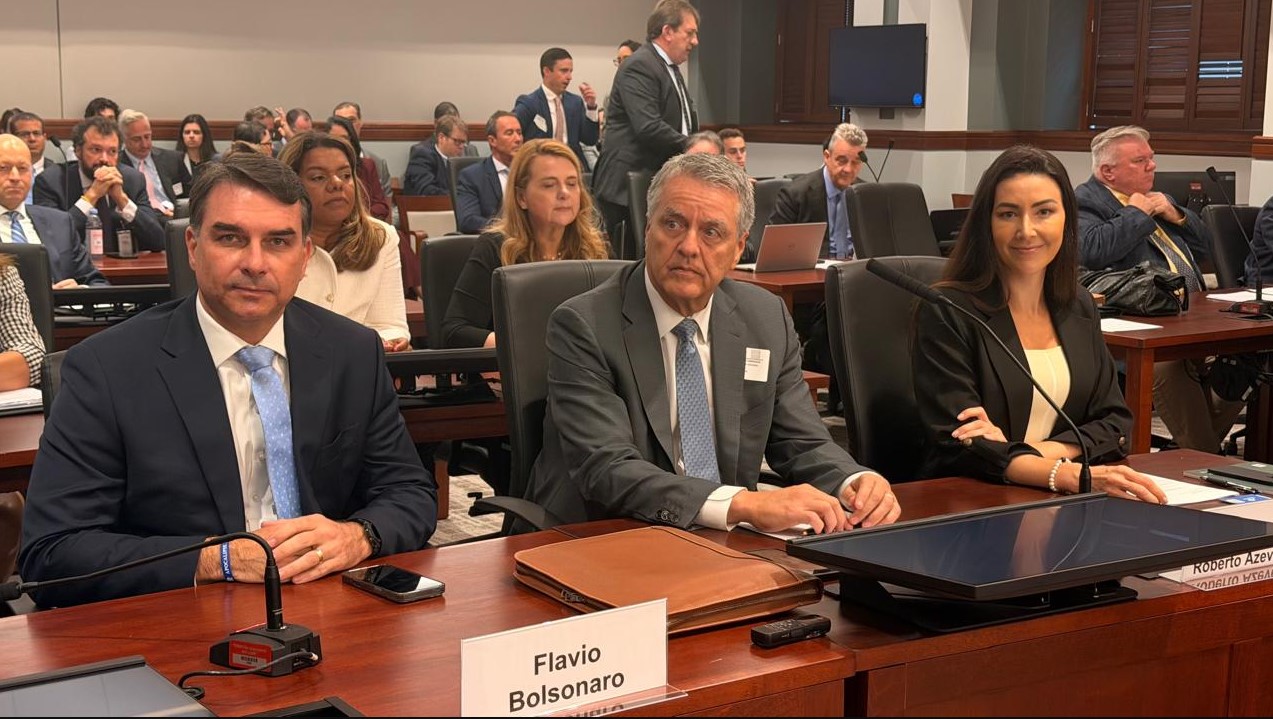 Flávio Bolsonaro pede aos EUA que retirem tarifas e faz defesa do Pix em Washington