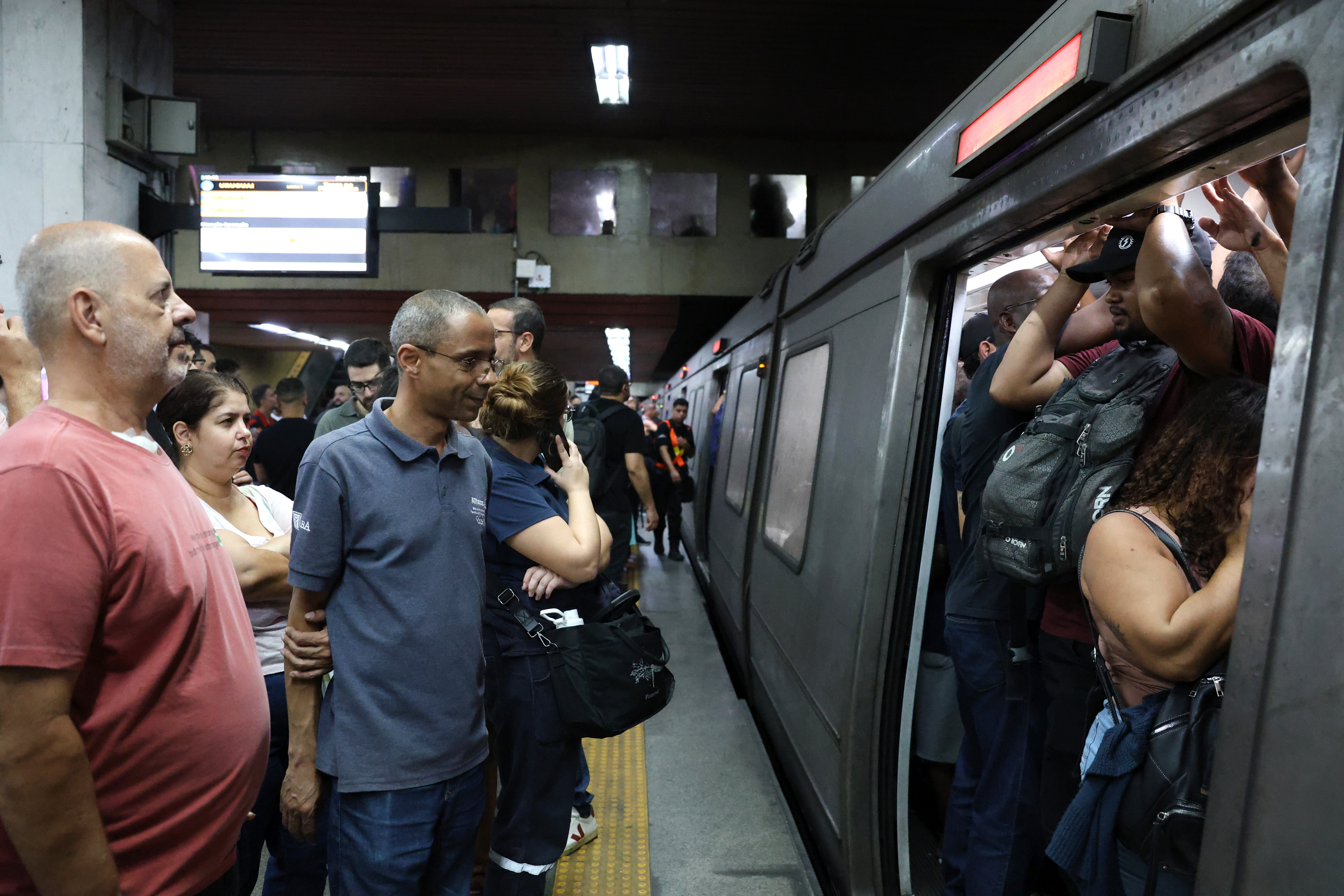 Vendaval expõe caos no MetrôRio, o mais caro do país; veja relatos