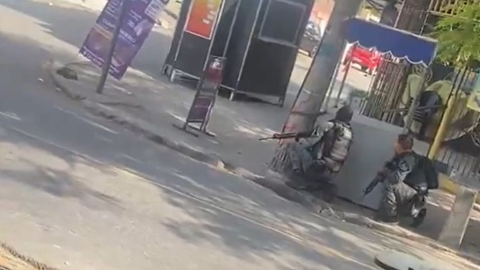 Tiroteio no Complexo do Alemão atinge ônibus e assusta moradores na Zona Norte