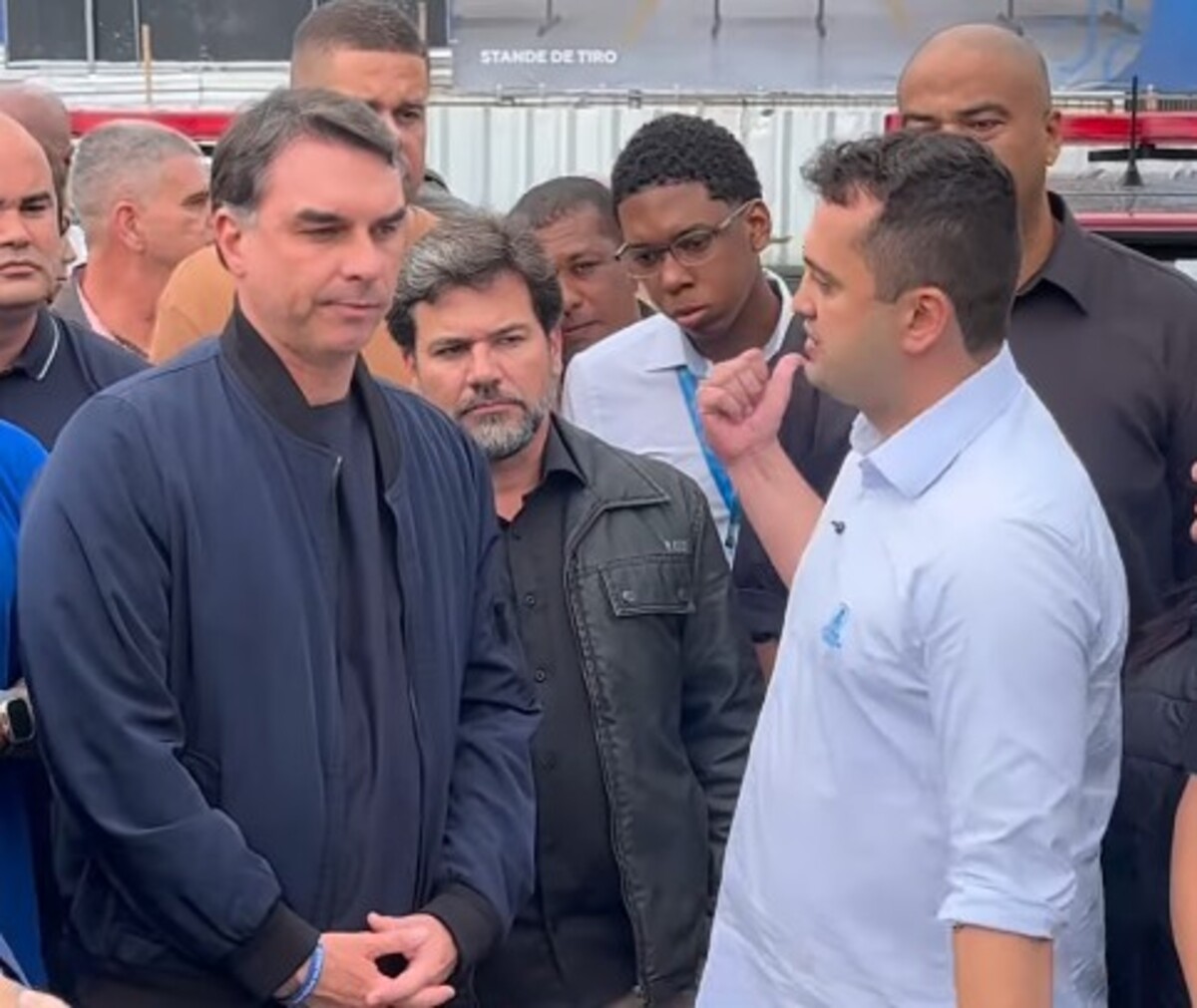 Flávio Bolsonaro é recebido por Netinho durante visita a reduto da família Reis