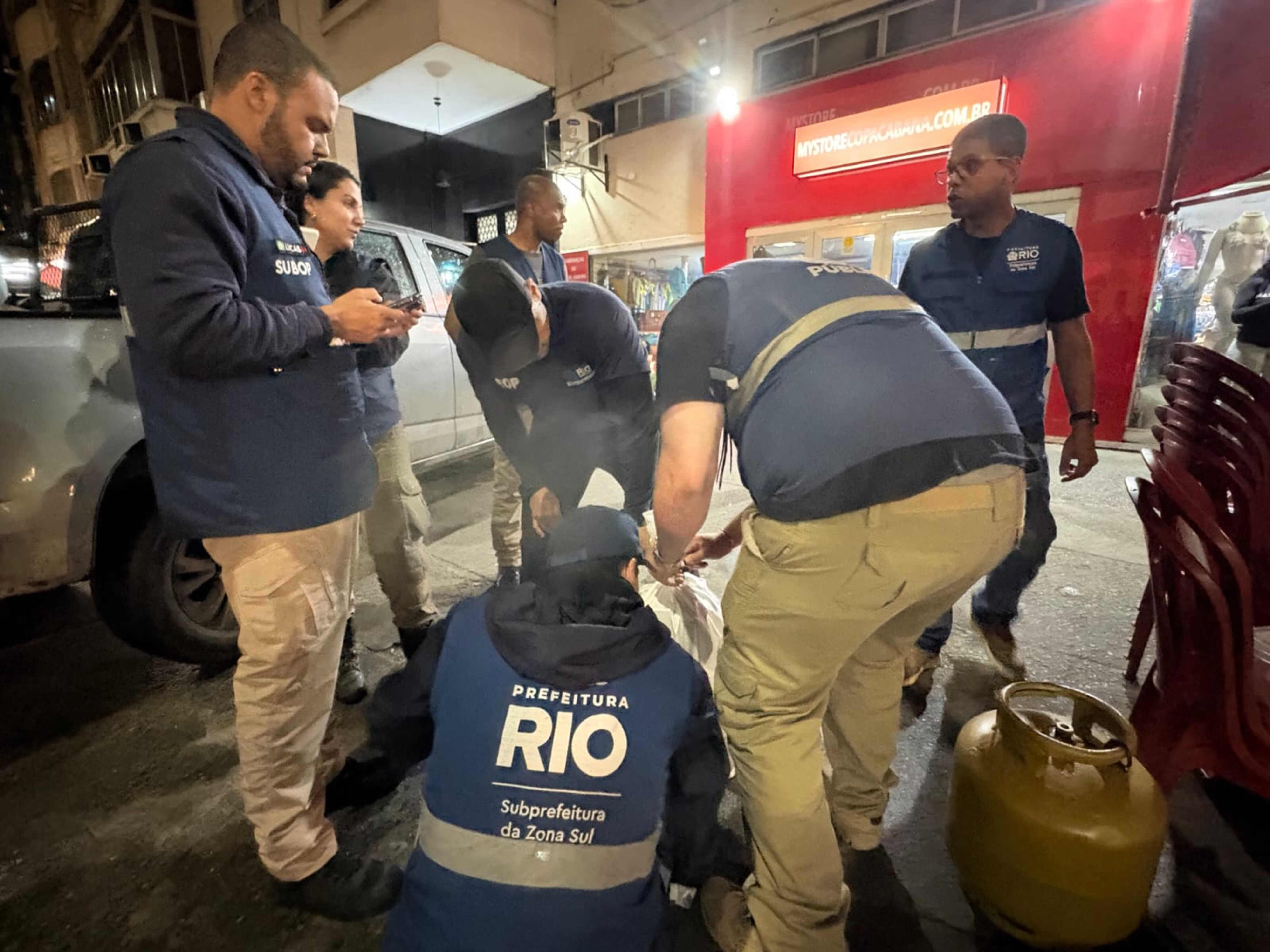 Operação em Copacabana remove estruturas irregulares e apreende alimentos impróprios para consumo