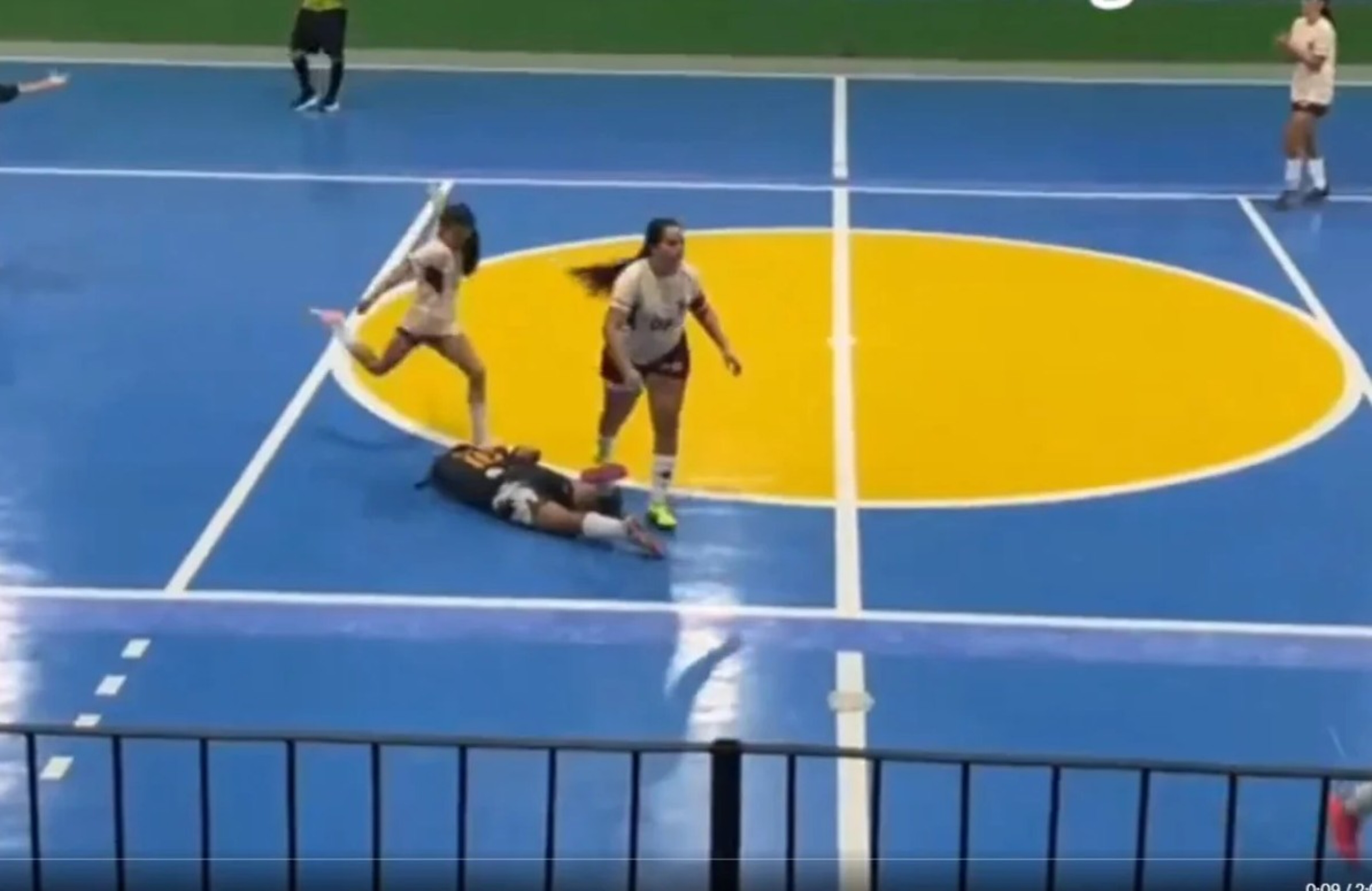 Vídeo: jogadora é suspensa por cinco anos após chutar cabeça de adversária em partida de futsal