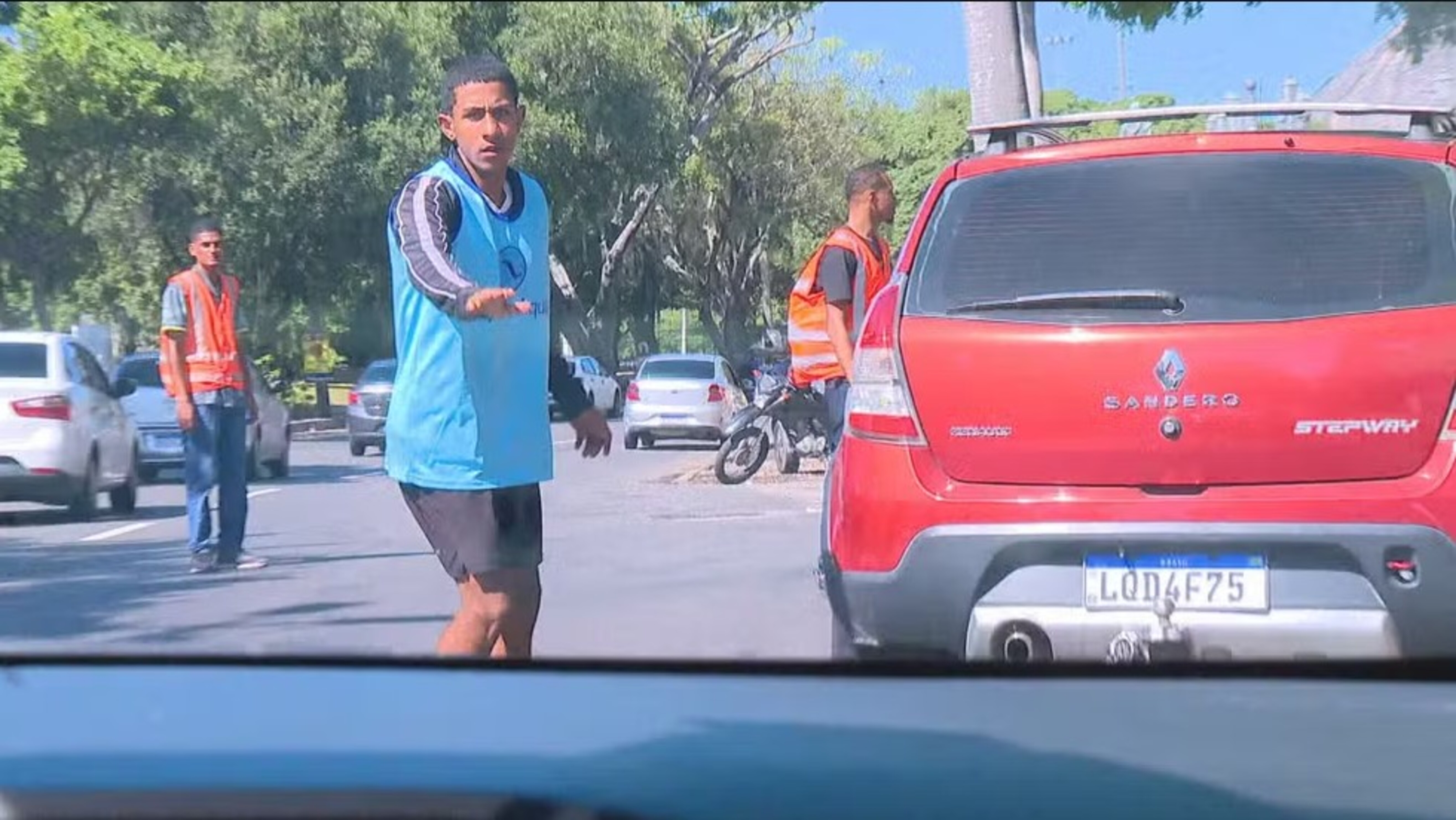 Flanelinhas cobram até R$ 30 por vagas irregulares em pontos turísticos do Rio