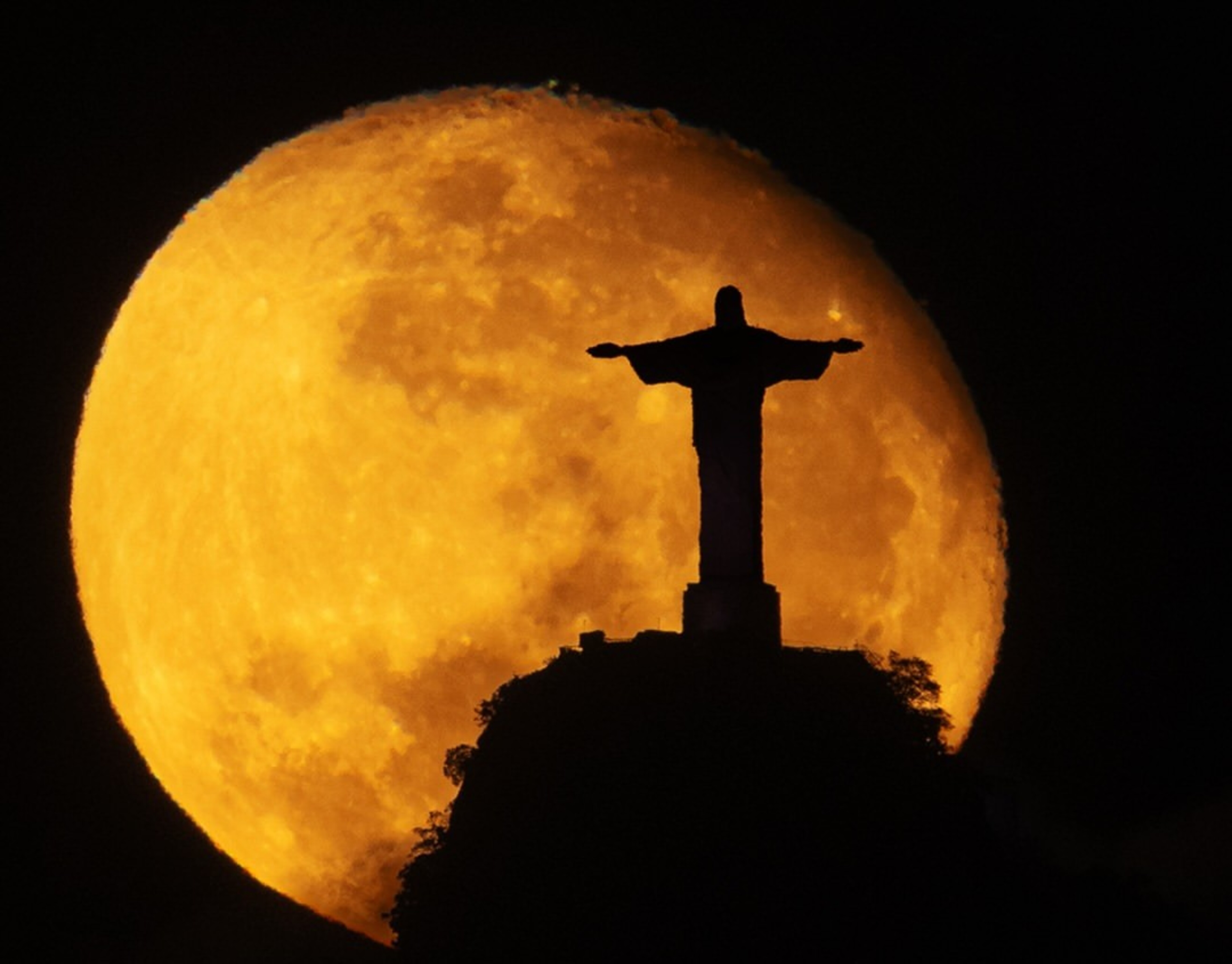 Lua cria cena rara atrás do Cristo Redentor e fotógrafo registra espetáculo; assista o vídeo