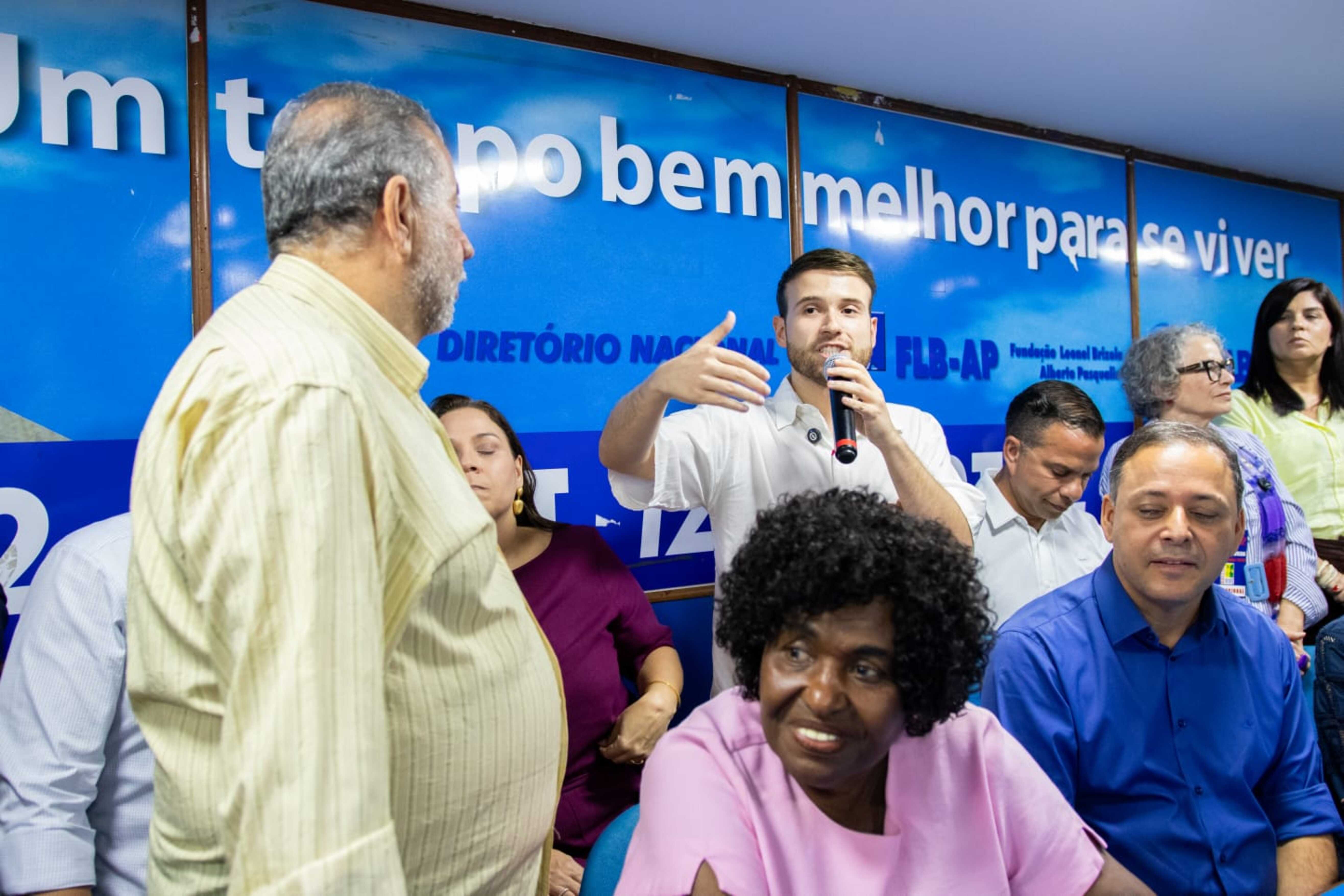 Leo Lupi confirma candidatura em convenção do PDT ao lado do pai, Carlos Lupi, no Rio