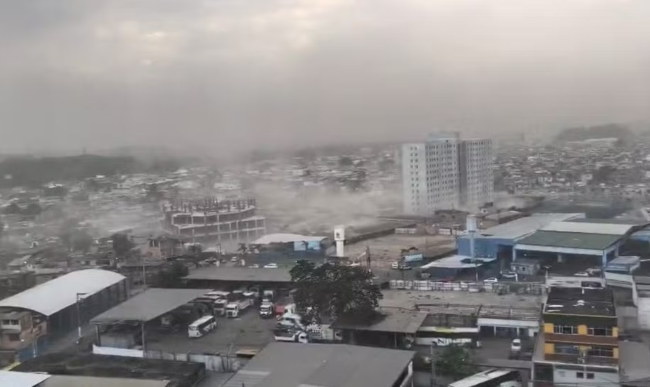 Ventania provoca apagão, paralisa transporte e derruba árvores no Grande Rio