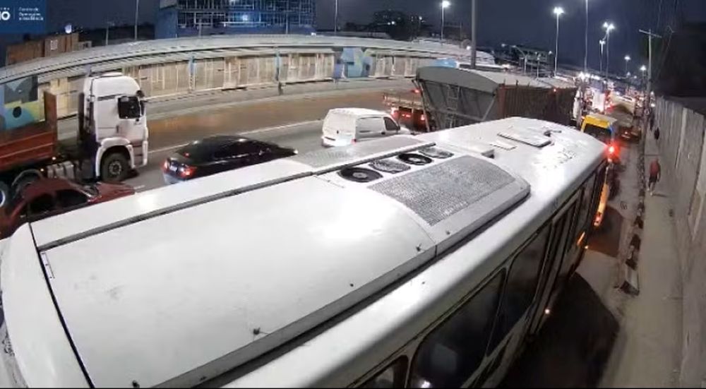 Acidente na Avenida Brasil deixa feridos e trava trânsito nesta quarta