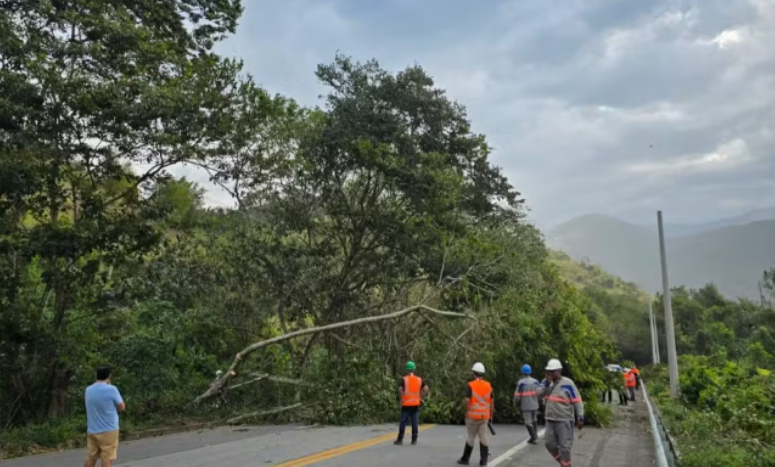Ventania que atingiu o Rio chega à Costa Verde com rajadas de 104 km/h