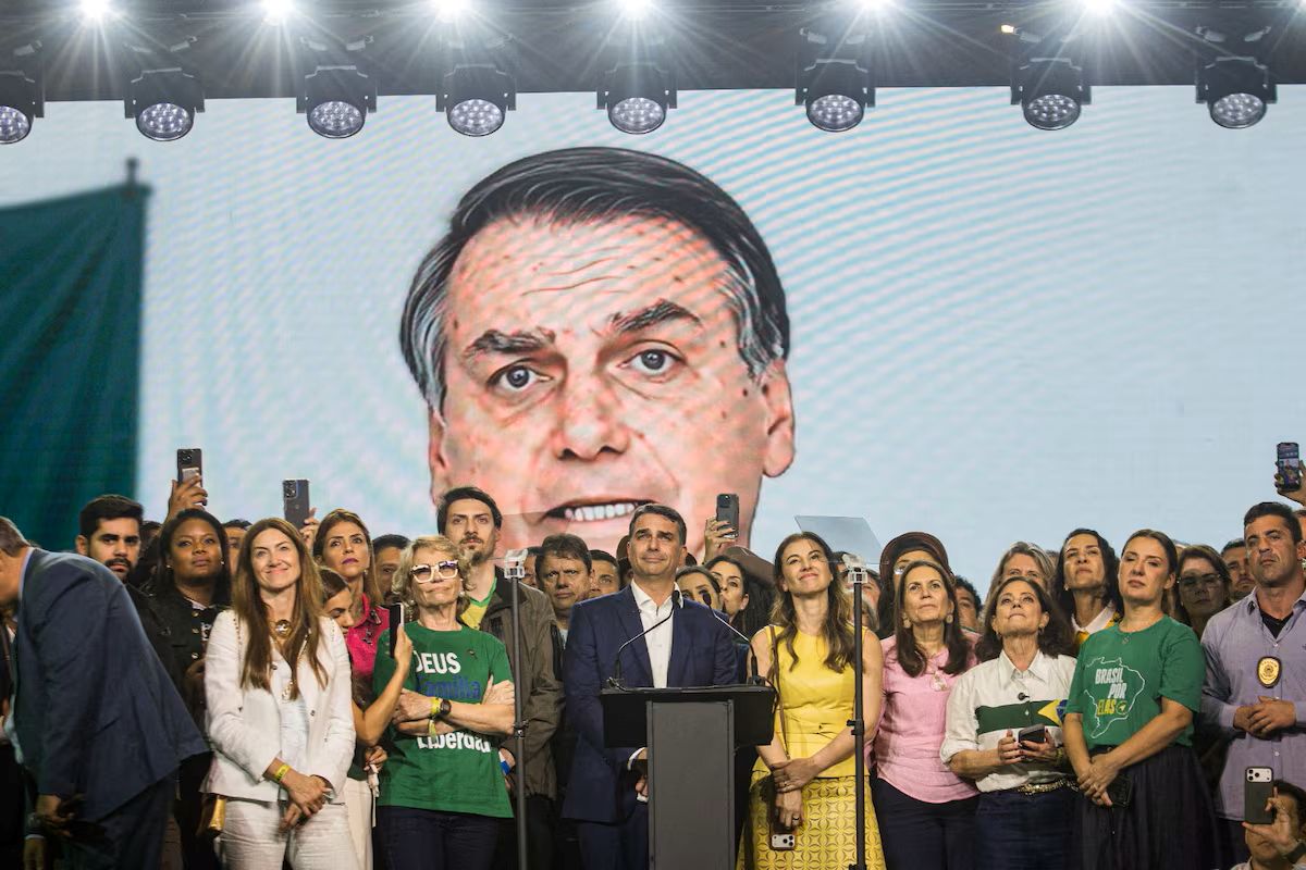 Moraes dá 48 horas para Bolsonaro explicar vídeo com IA de Flávio e cita volta à prisão