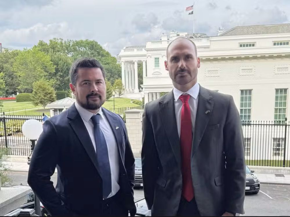 Campanha de Flávio é alvo de aliados de Eduardo Bolsonaro e tensão cresce no PL