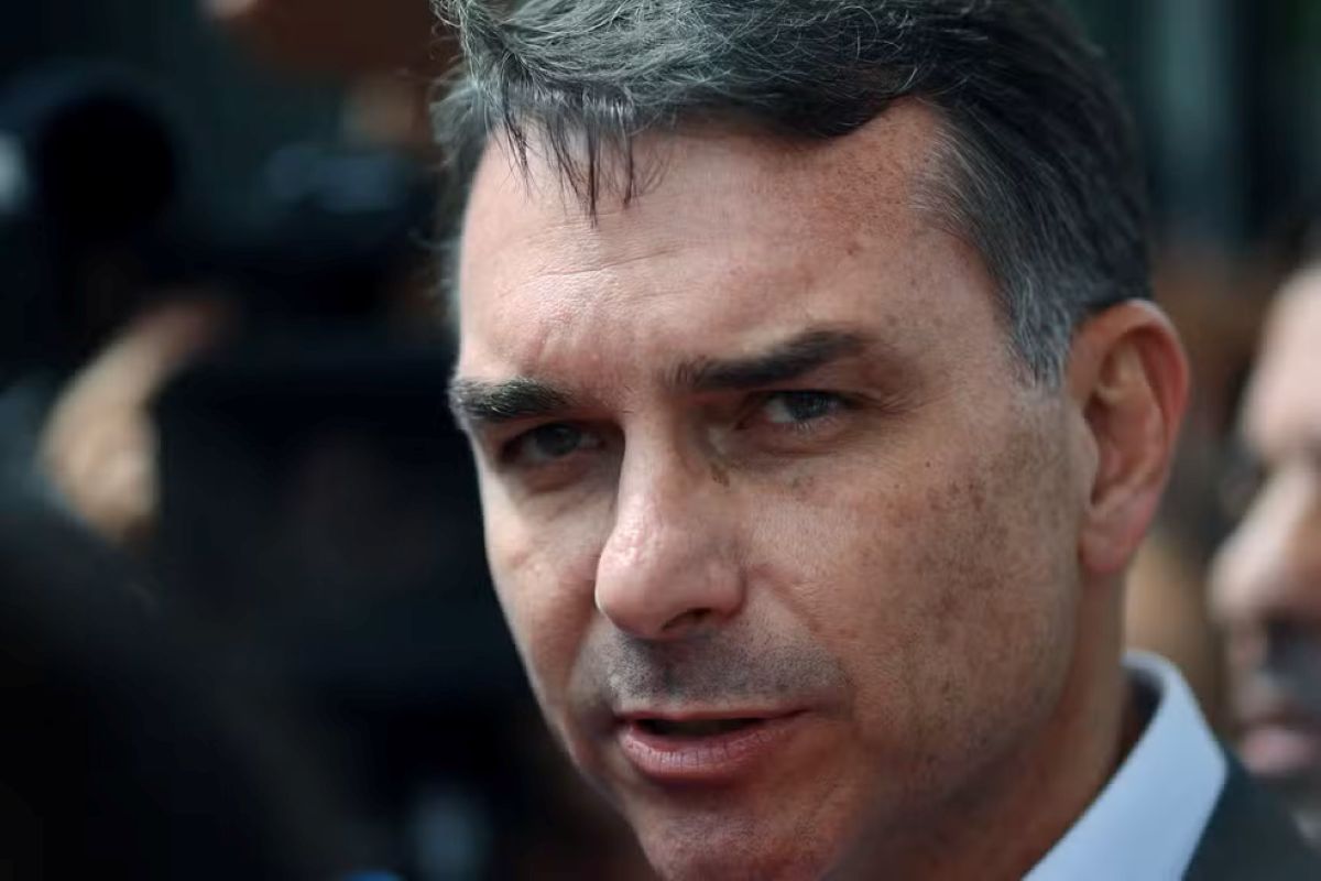 Flávio Bolsonaro falta a depoimento e Moraes envia caso à PGR em inquérito sobre suposta calúnia contra Lula