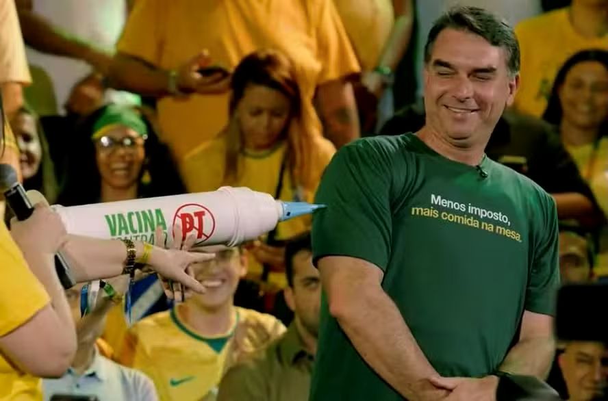 Sem Michelle, Flávio Bolsonaro anuncia pacote para mulheres no Ceará