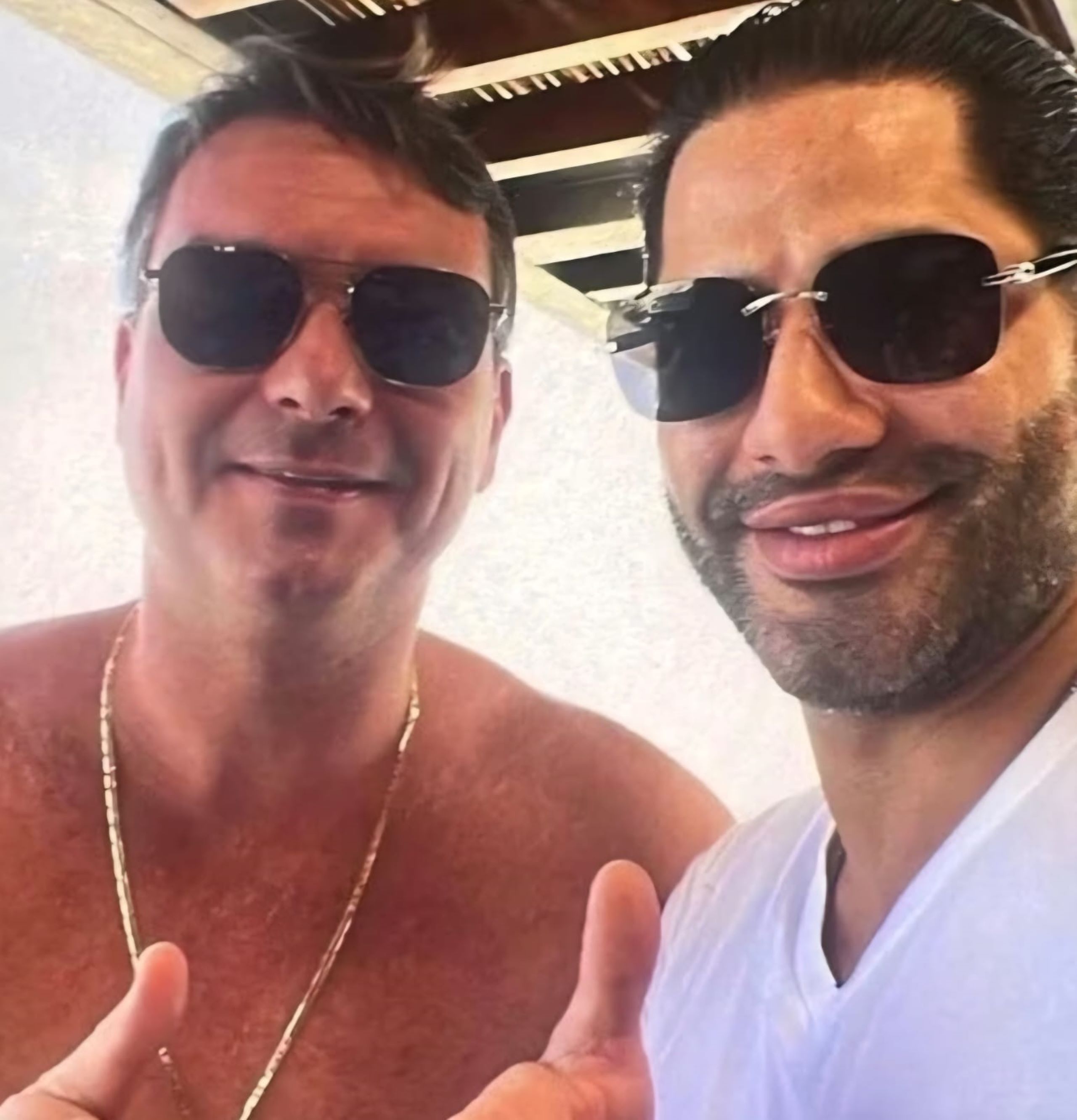 Site divulga foto de Flávio Bolsonaro com Sicário, chefe de milícia de Daniel Vorcaro
