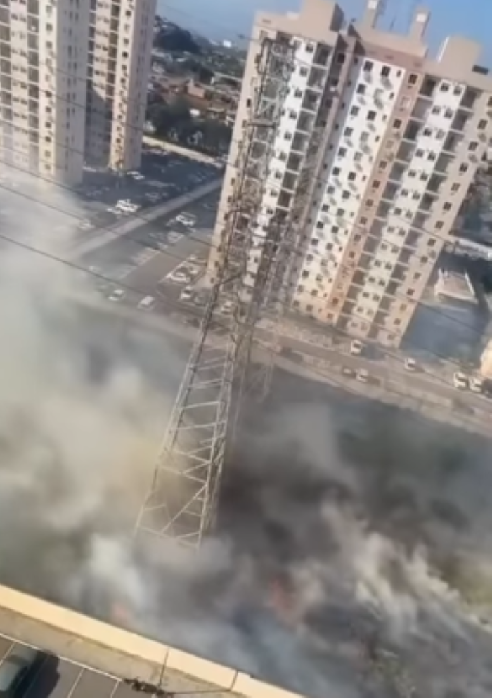 Fogo em faixa de servidão da Light mobiliza bombeiros em Irajá; vídeo