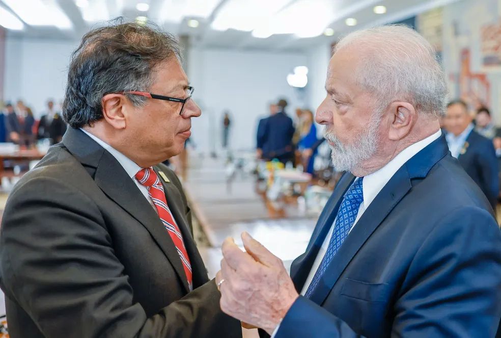 Petro liga para Lula e promete transição pacífica na Colômbia