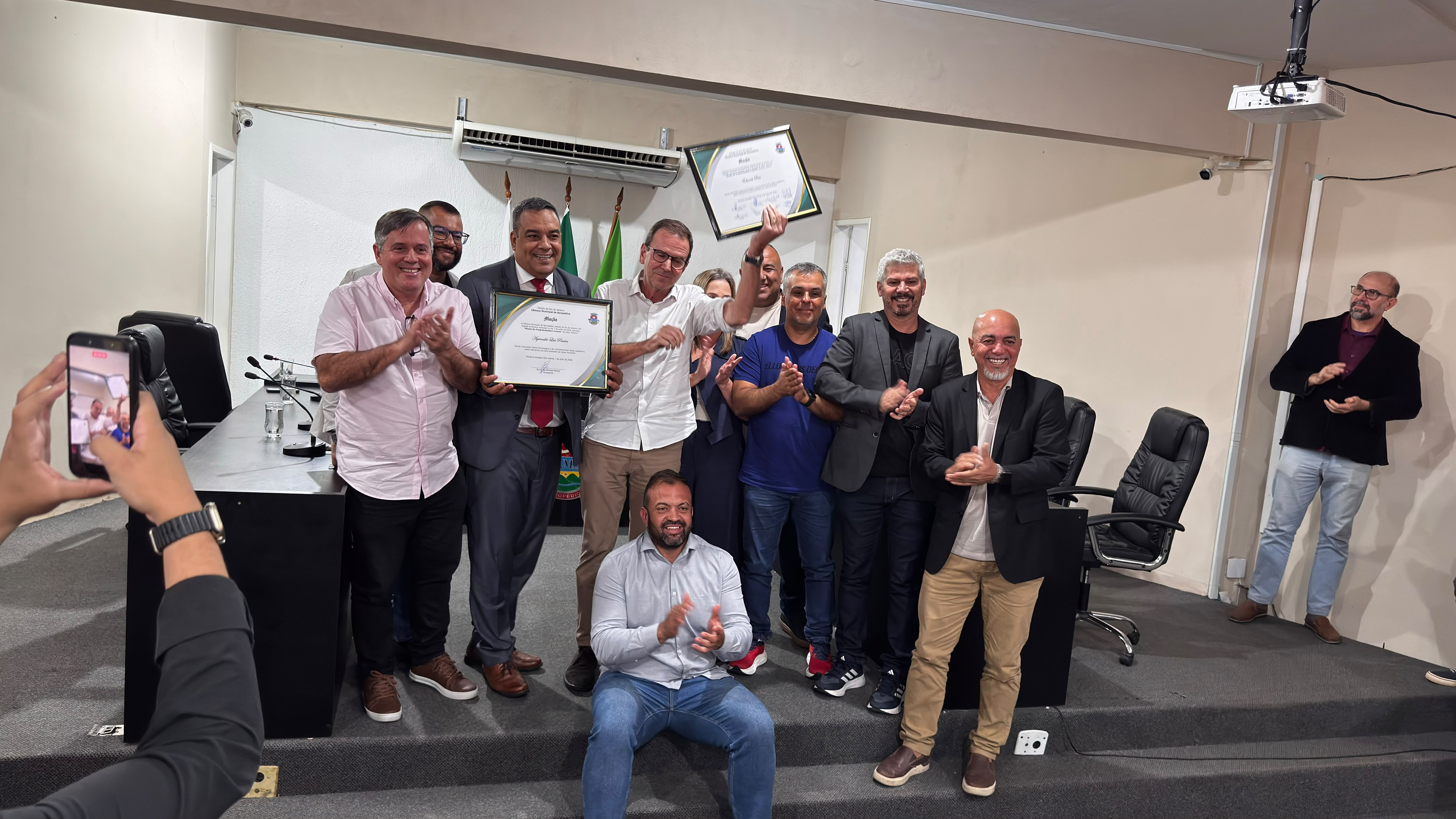 Eduardo Paes recebe homenagem de vereadores em passagem por Seropédica
