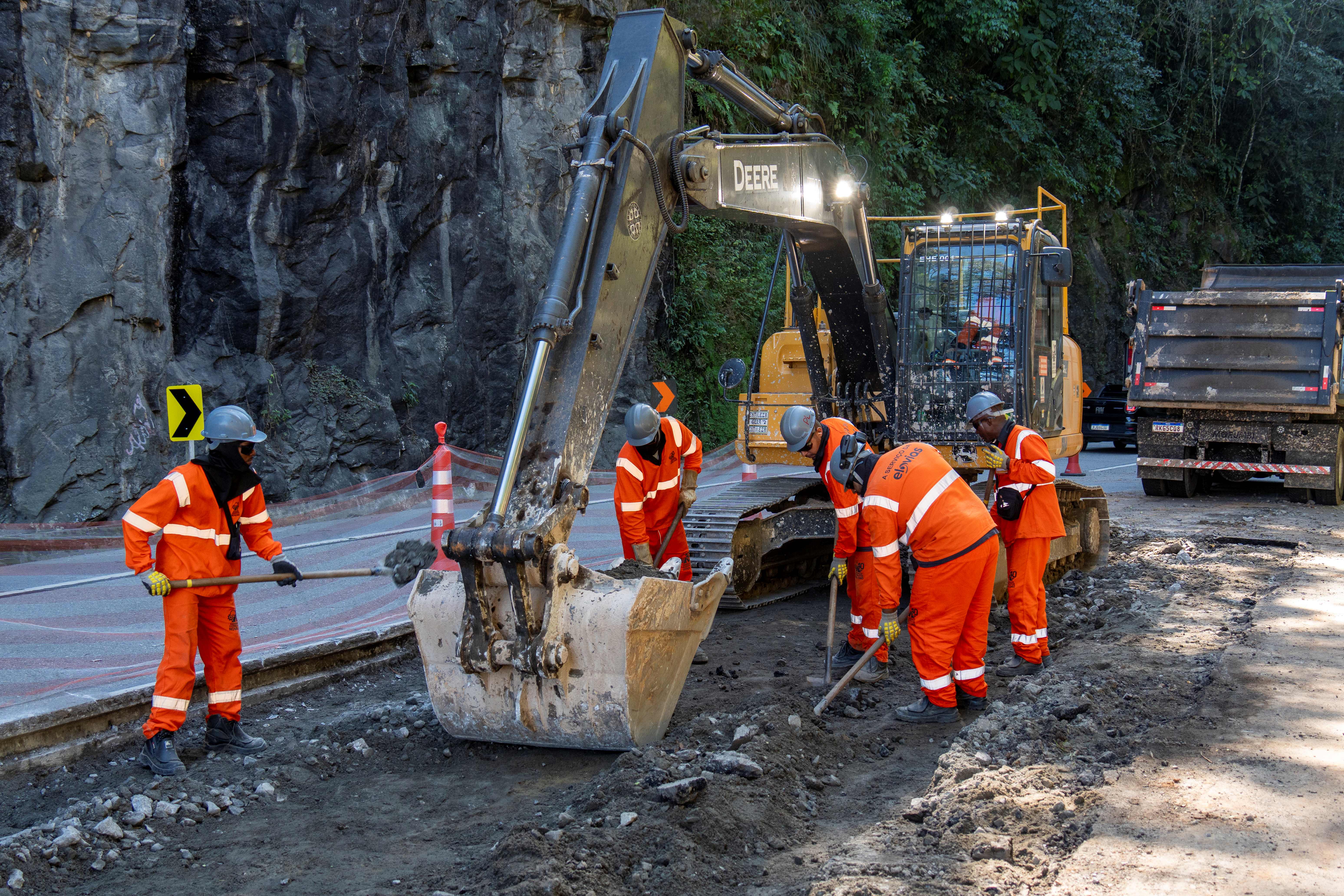 Obras na descida da Serra de Petrópolis avançam e seguem até novembro de 2026