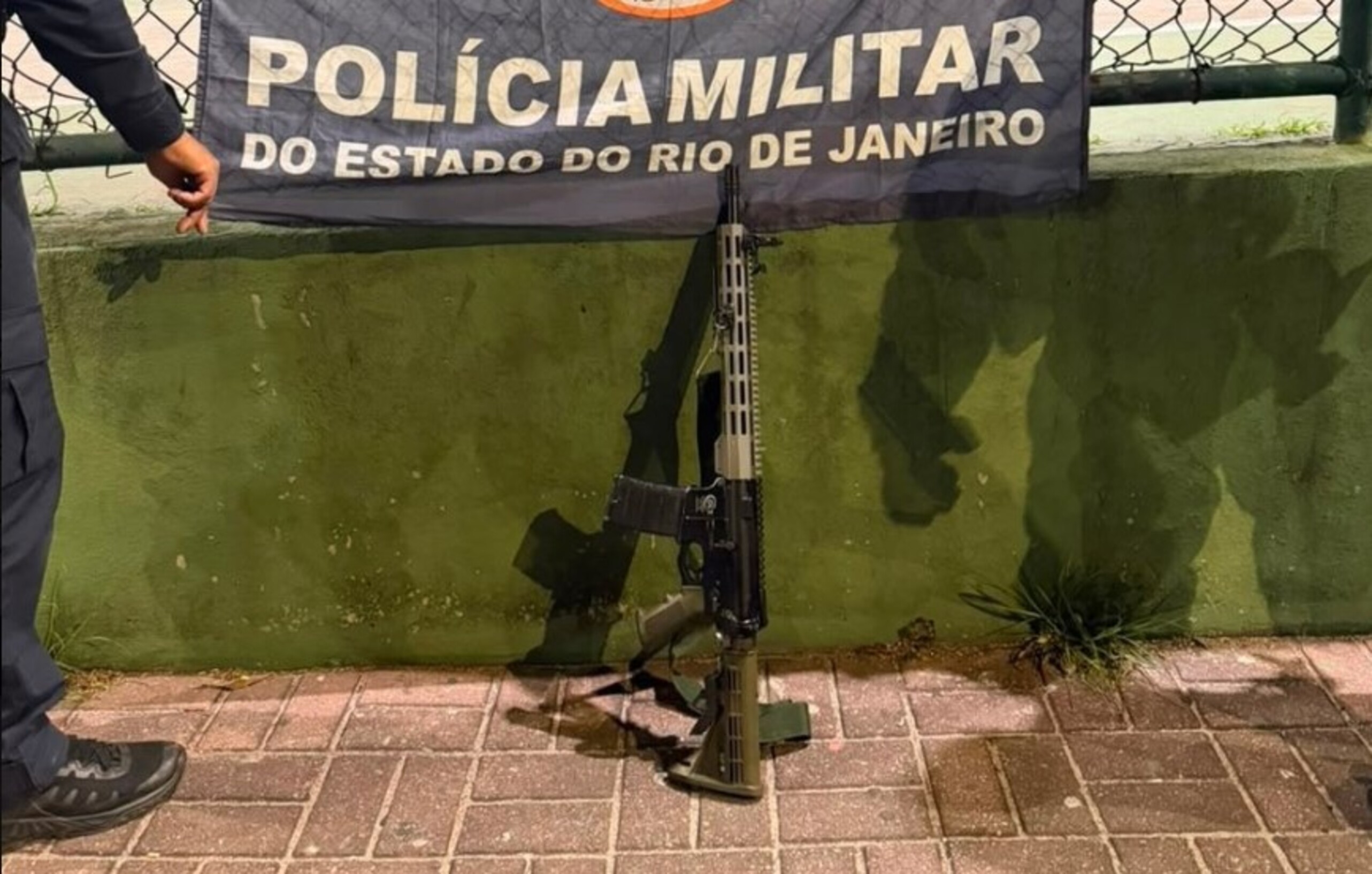Intenso tiroteio em Costa Barros termina com presos e fuzil apreendido