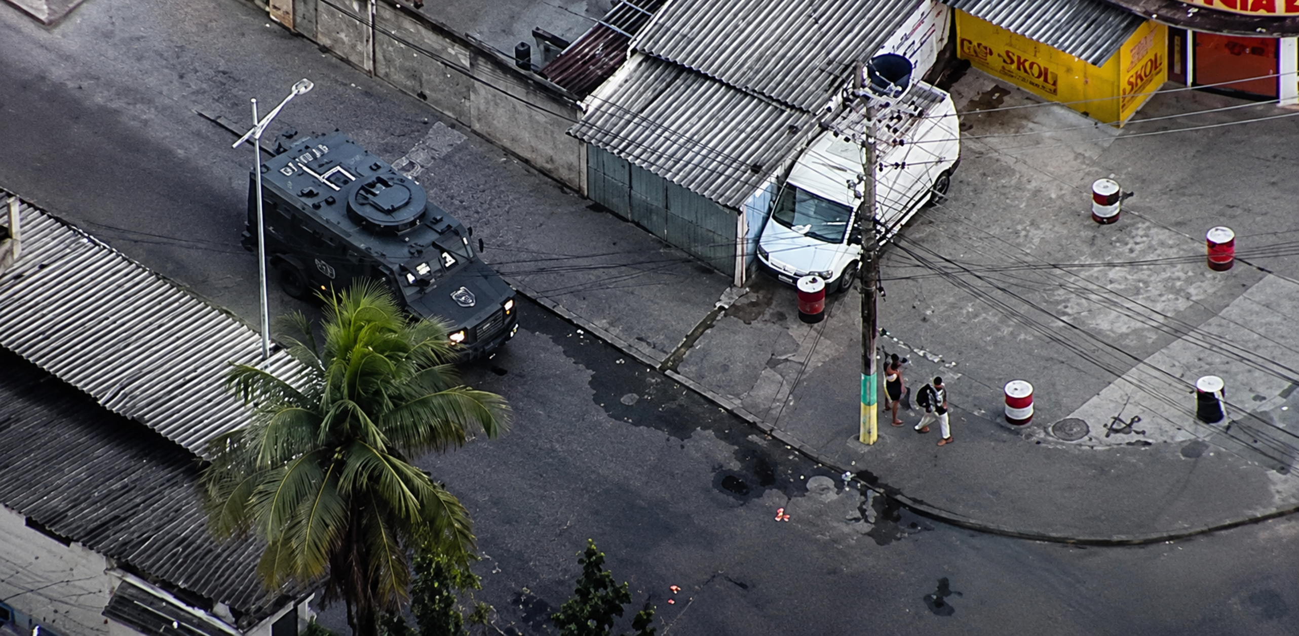 Ação contra assassinos de policial tem tiroteios e desvia ônibus na Zona Oeste