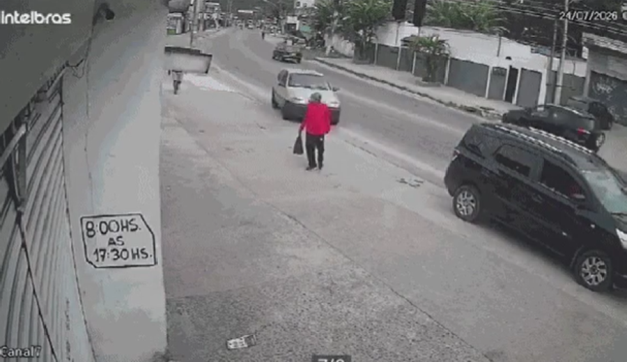 Livramento: idoso escapa por centímetros de atropelamento em Guaratiba; veja vídeo