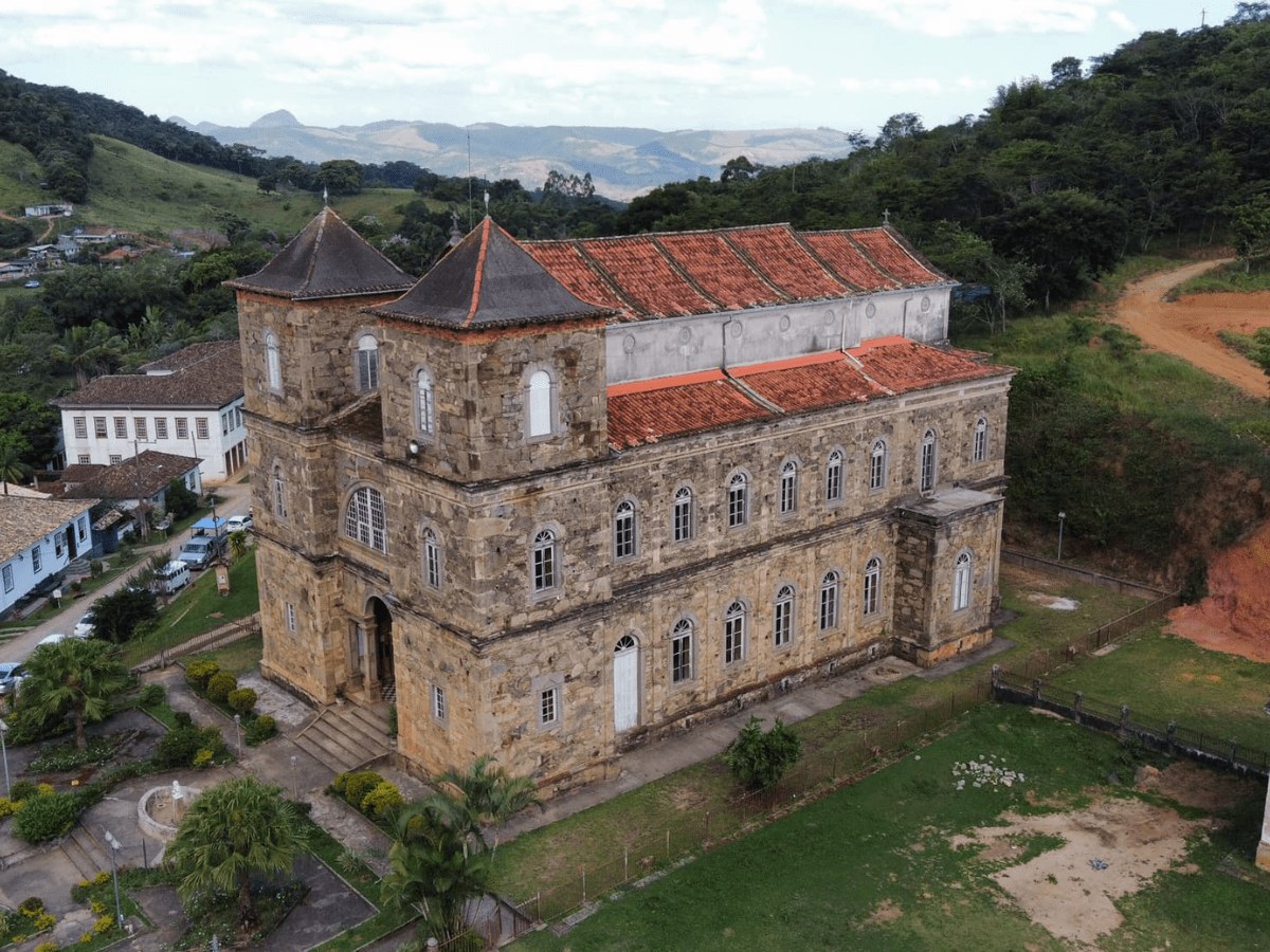 A Toscana é aqui? O vilarejo na divisa entre RJ e MG onde a igreja é maior que a cidade