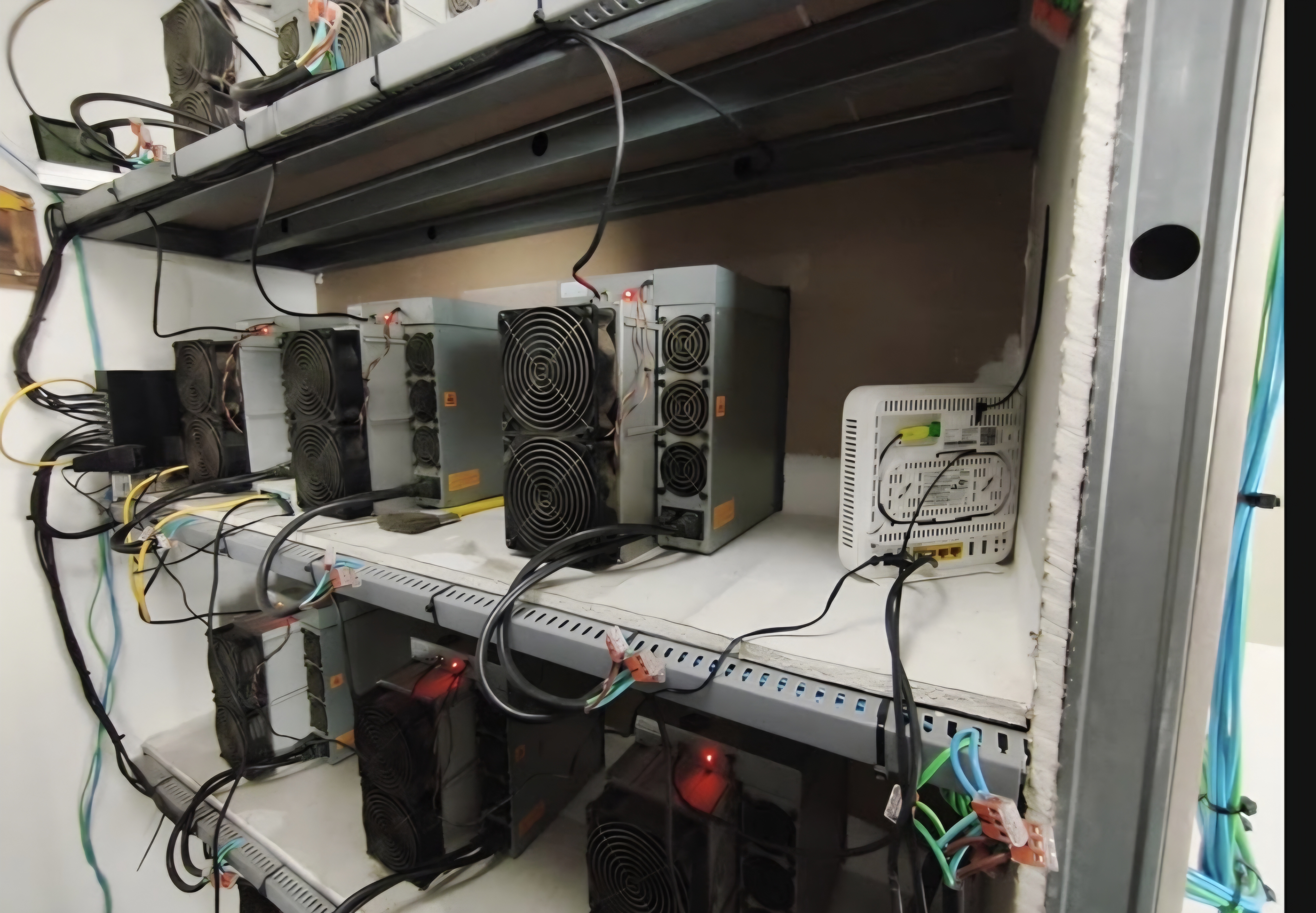 Light e Polícia fecham central clandestina de mineração de criptomoedas no Rio