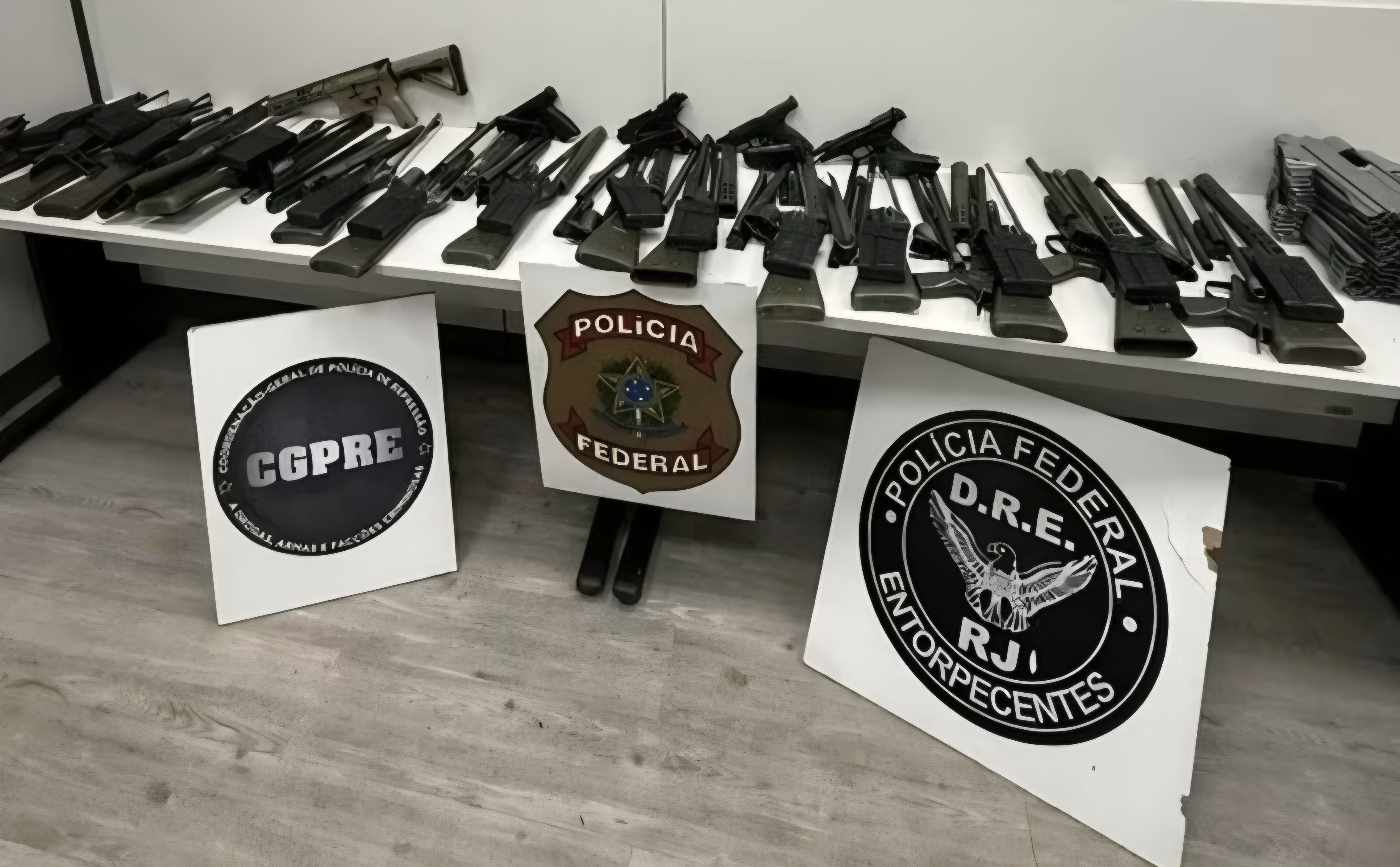 PF prende motorista com 20 armas que abasteceriam facções do Rio na Via Dutra, em Barra Mansa