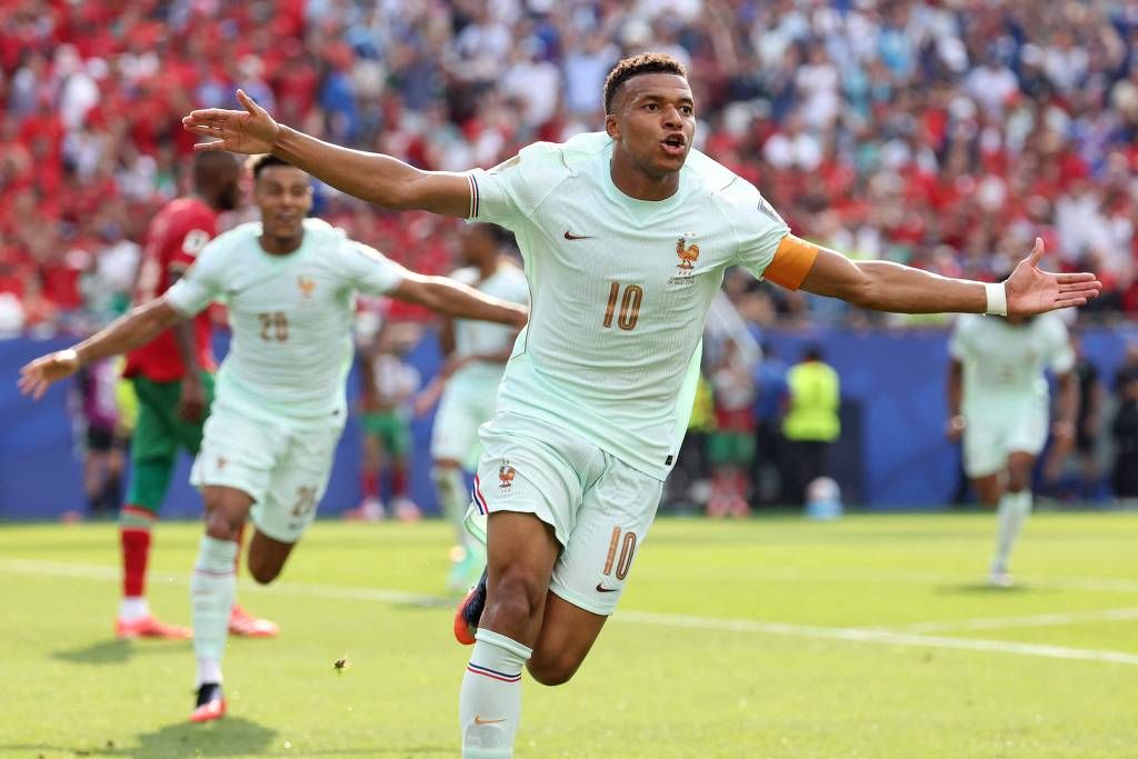 França iguala Brasil e alcança oitava semifinal de Copa do Mundo