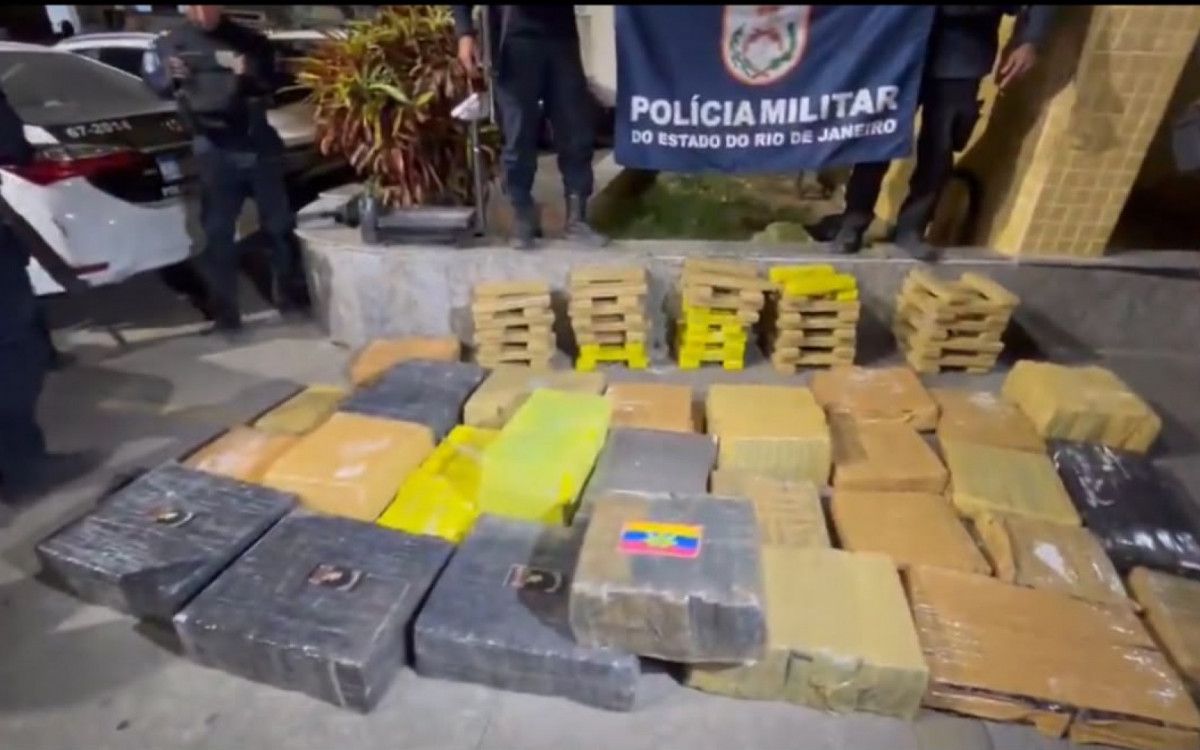 Fim da operação na Vila Aliança: PM apreende 1 tonelada de drogas e desmonta barricadas com ônibus; vídeo