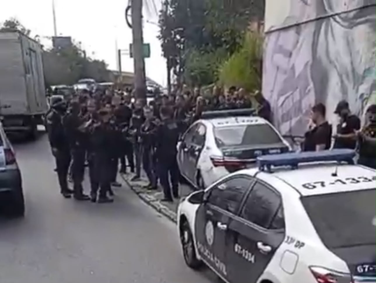 Policiais civis são baleados em ataque a tiros na Avenida Brasil, em Guadalupe; vídeo