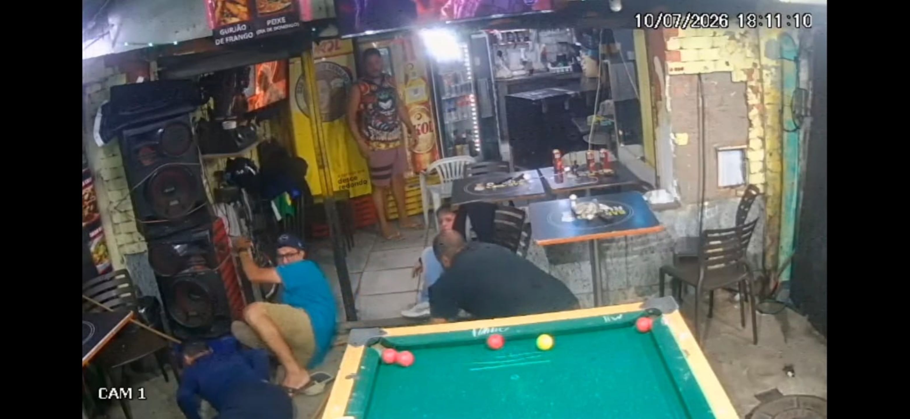 Vídeo flagra ataque a tiros em bar de Rio das Pedras; um homem morre e dois ficam feridos