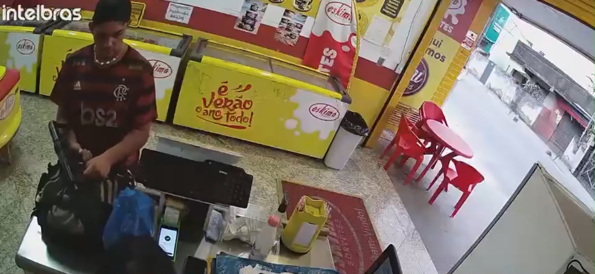 Homem armado com submetralhadora assalta sorveteria em São Gonçalo; vídeo