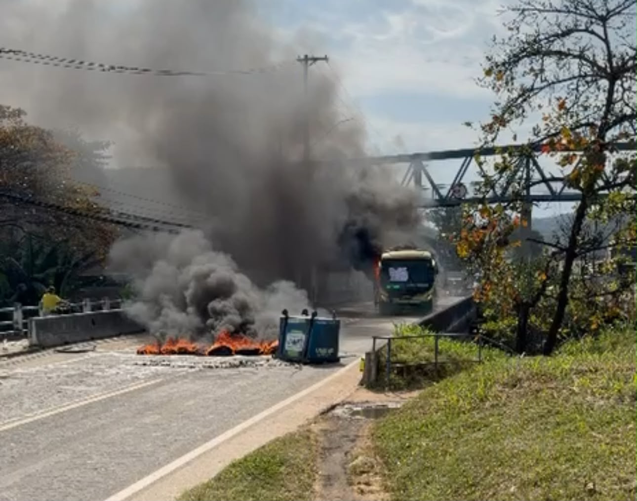 Vídeo: ônibus são incendiados e bloqueiam pistas da Washington Luís, na Baixada