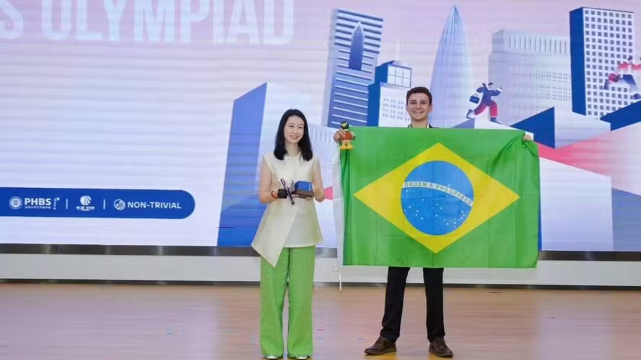 Brasileiro de 16 anos faz história e vence Olimpíada Internacional de Economia, na China
