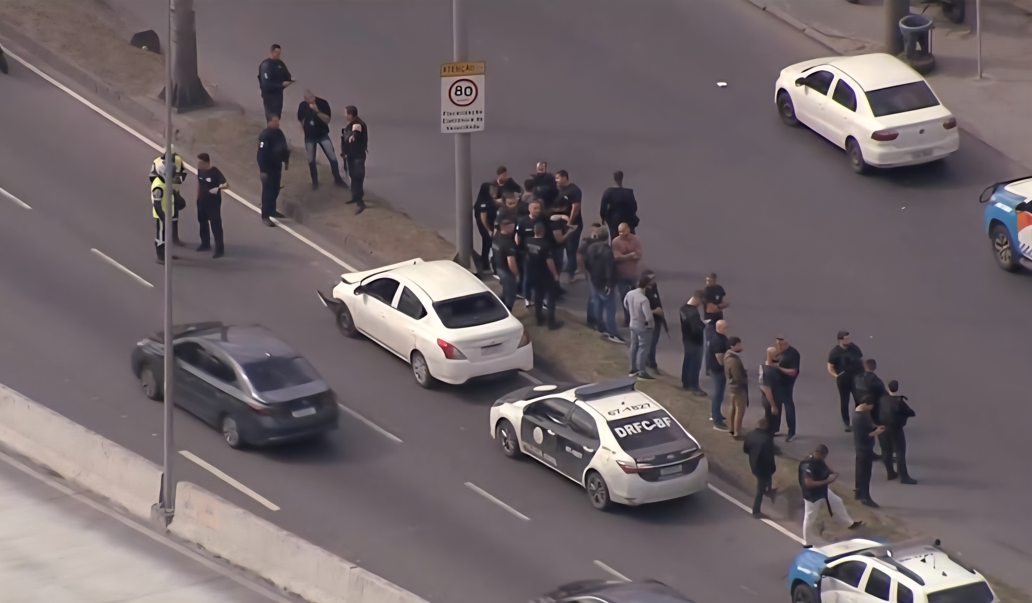 Avenida Brasil é fechada na altura de Guadalupe após ataque a tiros contra policiais civis