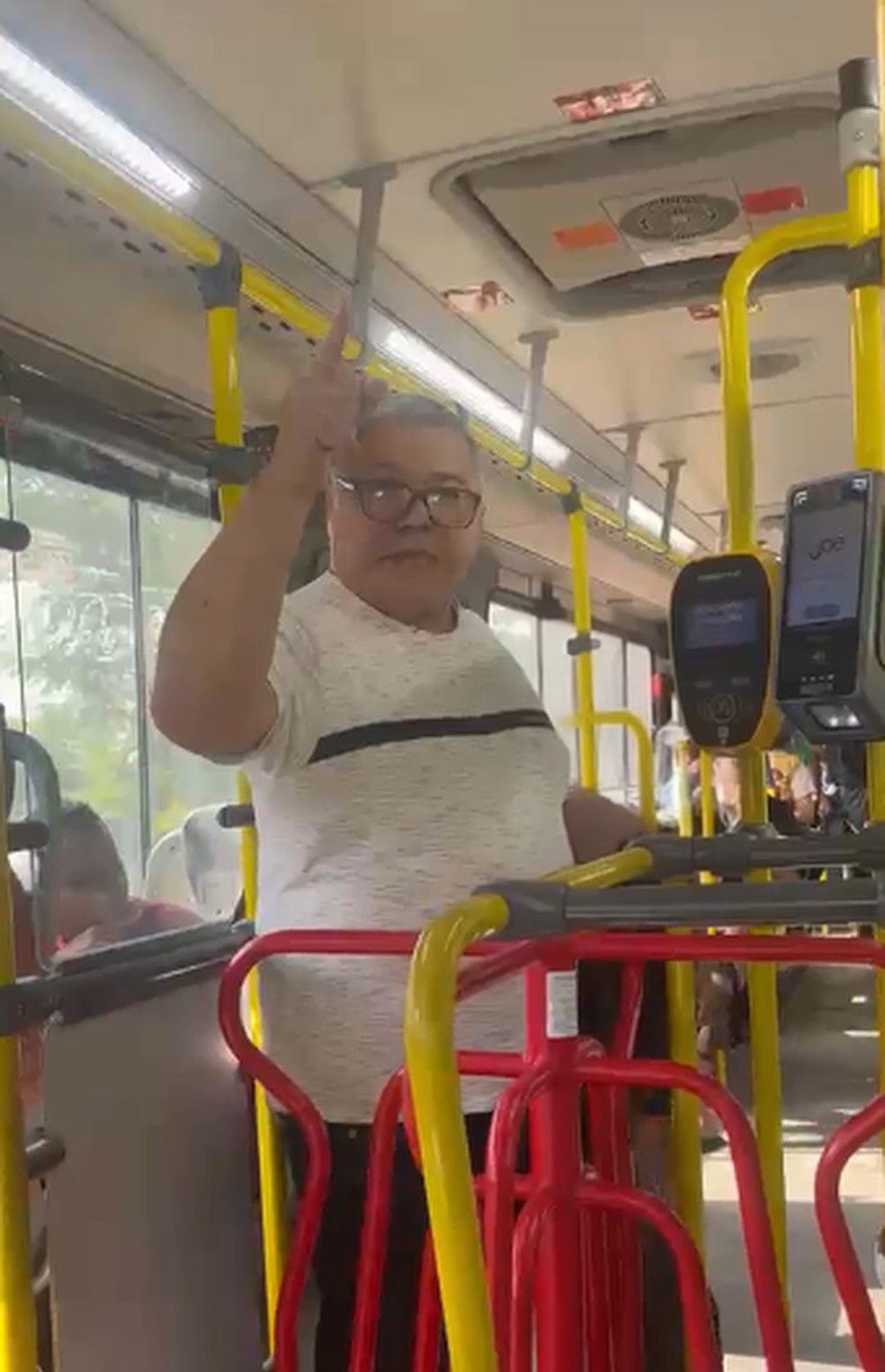 Vídeo: Passageiros expulsam homem de ônibus após ataques racistas contra motorista na Zona Oeste