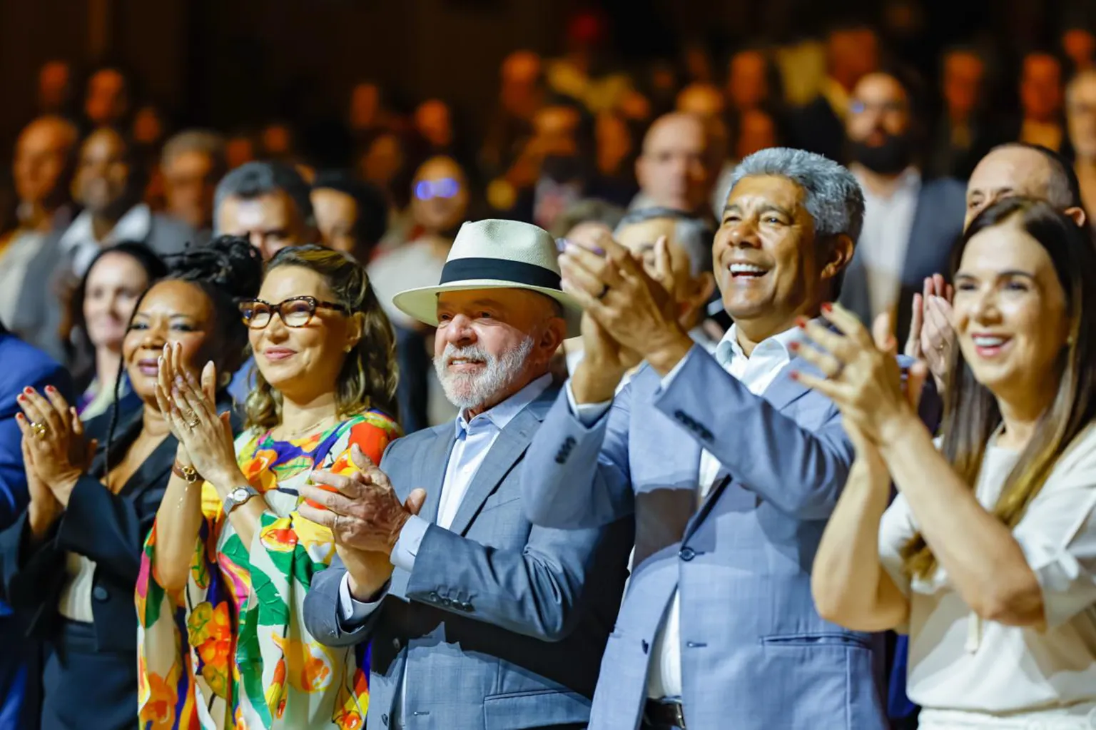 Lula reinaugura Teatro Castro Alves em Salvador após reforma e celebra retomada cultural da Bahia