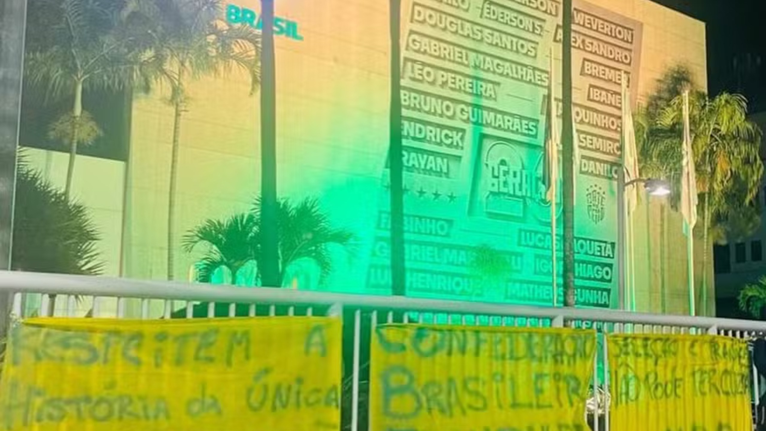 Sede da CBF na Barra da Tijuca tem protestos com faixas cobrando respeito à história da Seleção