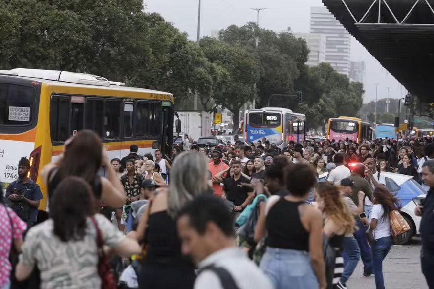 Transportes são normalizados após ventania com rajadas acima de 100 km/h no Rio