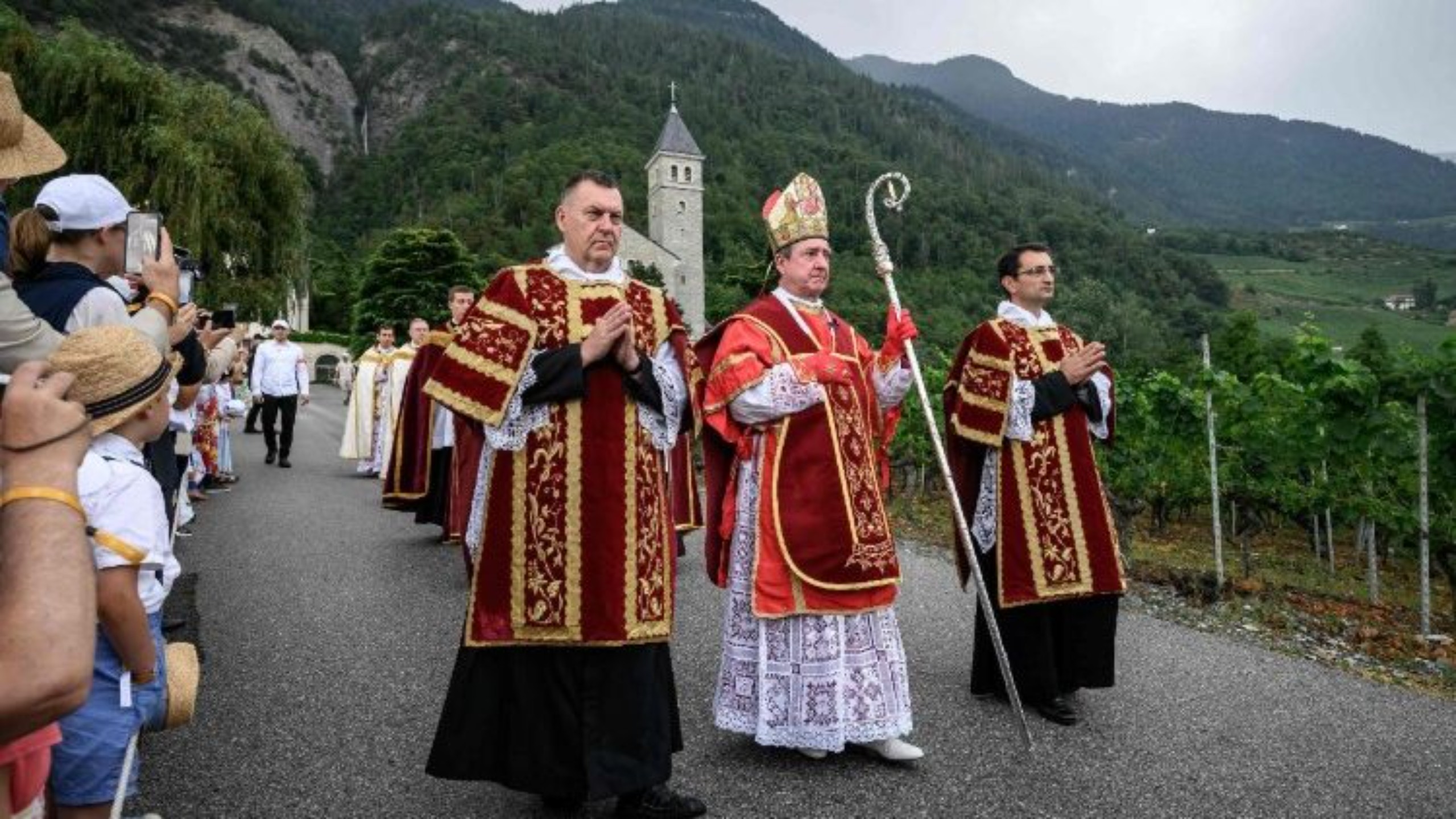 Vaticano decreta excomunhão de bispos por consagrações sem autorização papal e confirma Cisma
